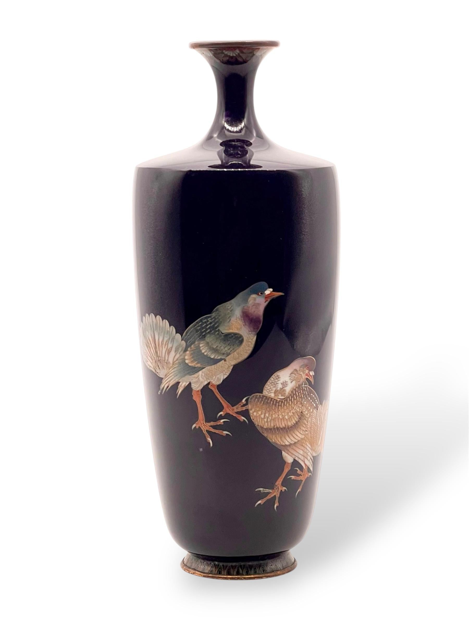 
Magnífico jarrón de esmalte cloisonné decorado con palomas.



Periodo Meiji (finales del siglo XIX)


Con forma de pico ahusado, decorado con alambre de plata y oro y esmaltes cloisonné de varios colores con palomas sobre fondo azul oscuro, cuello