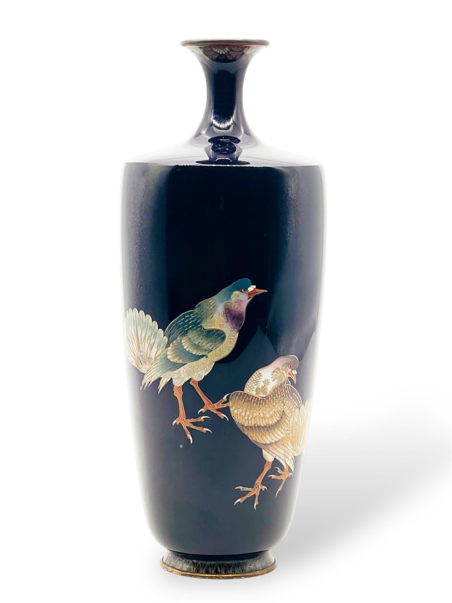 Magnífico jarrón de esmalte cloisonné decorado con palomas. Periodo Meiji Japonés en venta