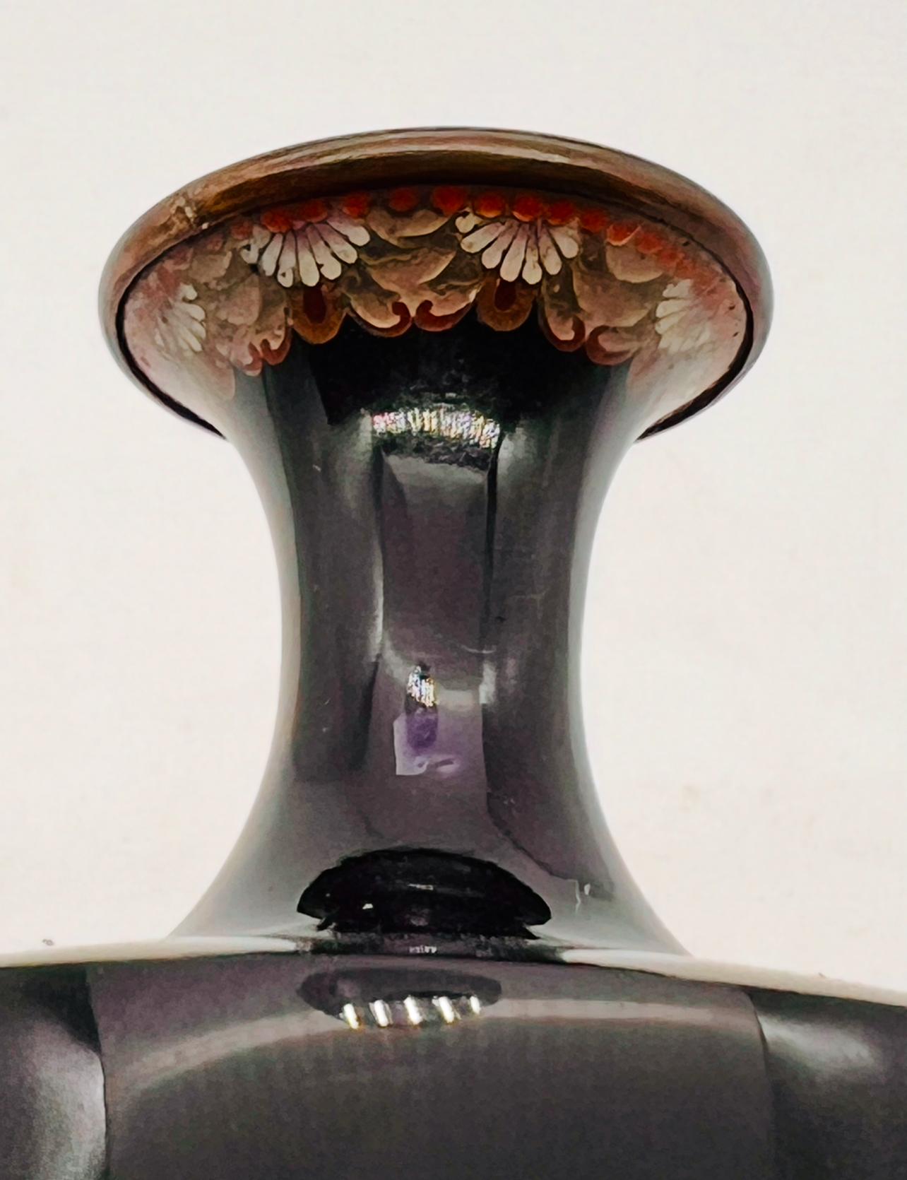 Magnífico jarrón de esmalte cloisonné decorado con palomas. Periodo Meiji Cloissoné en venta