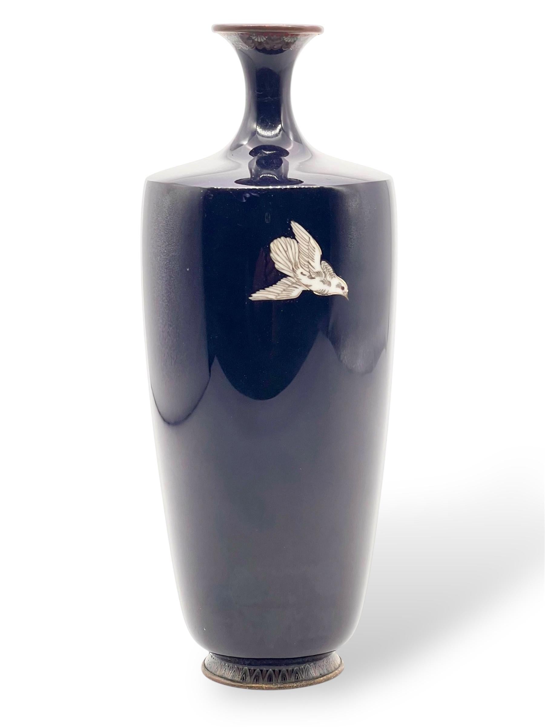 Magnífico jarrón de esmalte cloisonné decorado con palomas. Periodo Meiji en venta 1