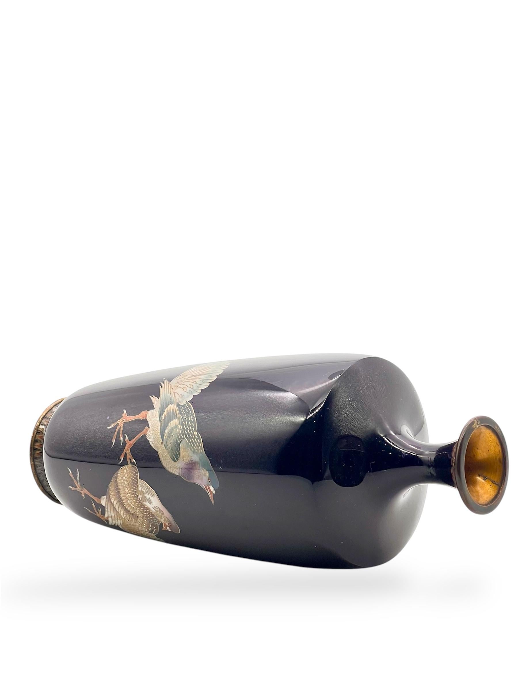 Magnífico jarrón de esmalte cloisonné decorado con palomas. Periodo Meiji en venta 2