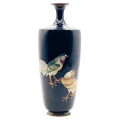 Magnífico jarrón de esmalte cloisonné decorado con palomas. Periodo Meiji