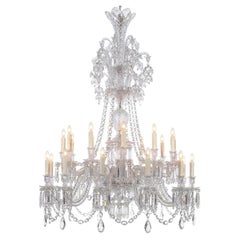 Un magnifico lampadario di cristallo tagliato