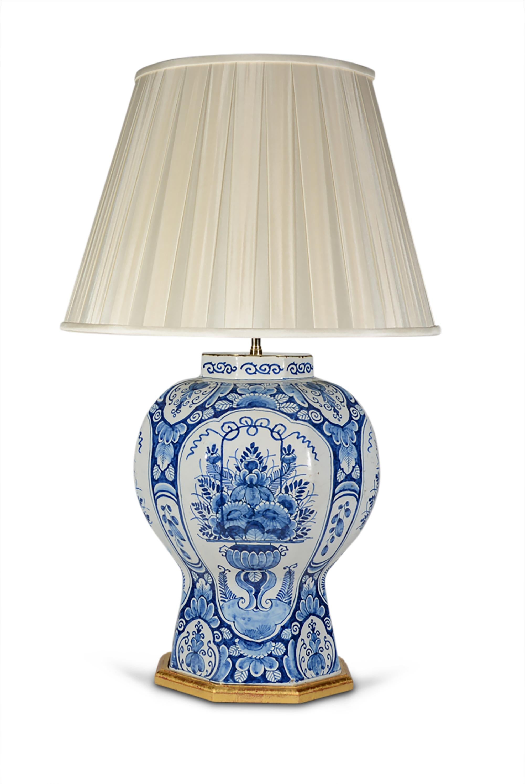 Magnifique lampe de table hollandaise Delft bleu et blanc du 18e siècle Bon état - En vente à London, GB