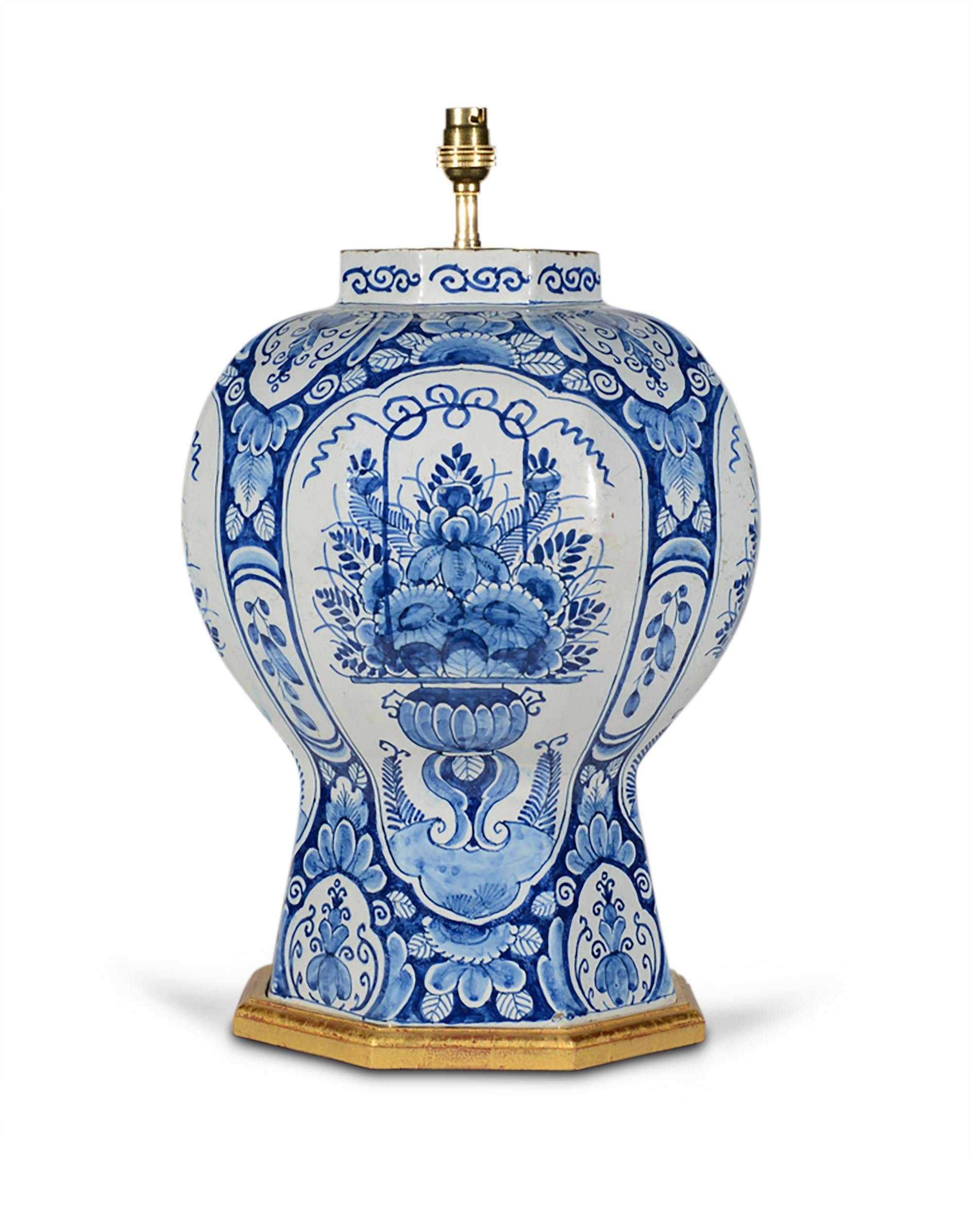 Vernissé Magnifique lampe de table hollandaise Delft bleu et blanc du 18e siècle en vente