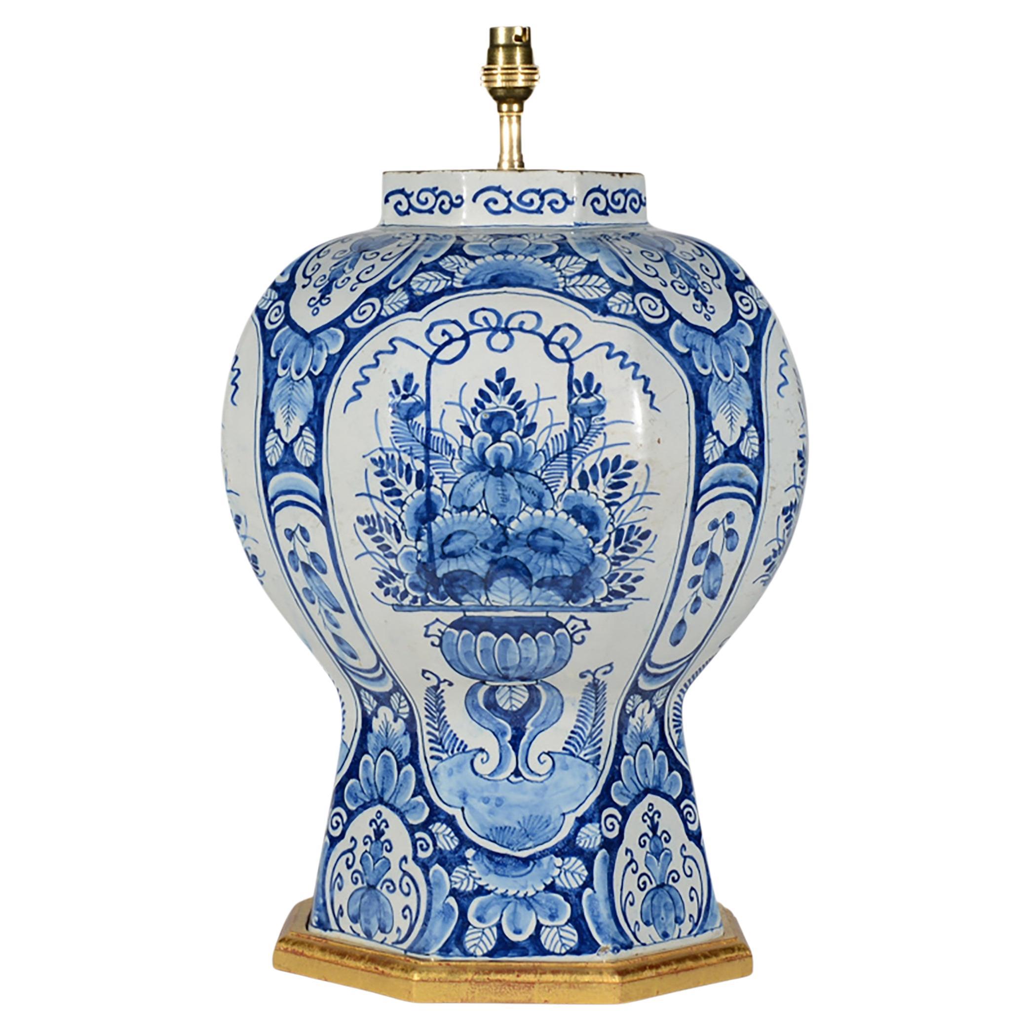 Magnifica lampada da tavolo olandese Delft blu e bianca del XVIII secolo