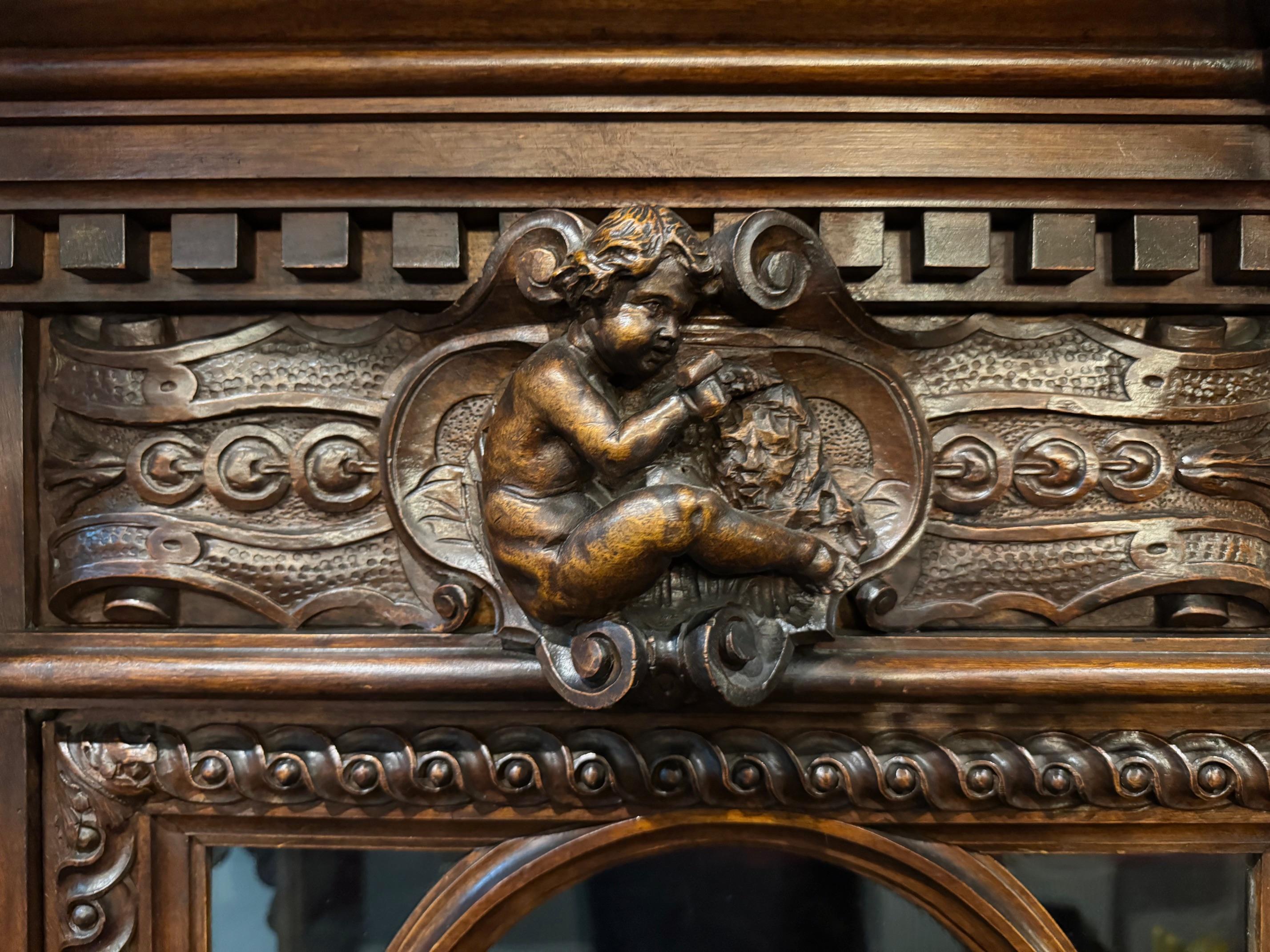 Magnifique bibliothèque ancienne en noyer fabuleusement sculptée dans le style de la renaissance en vente 2