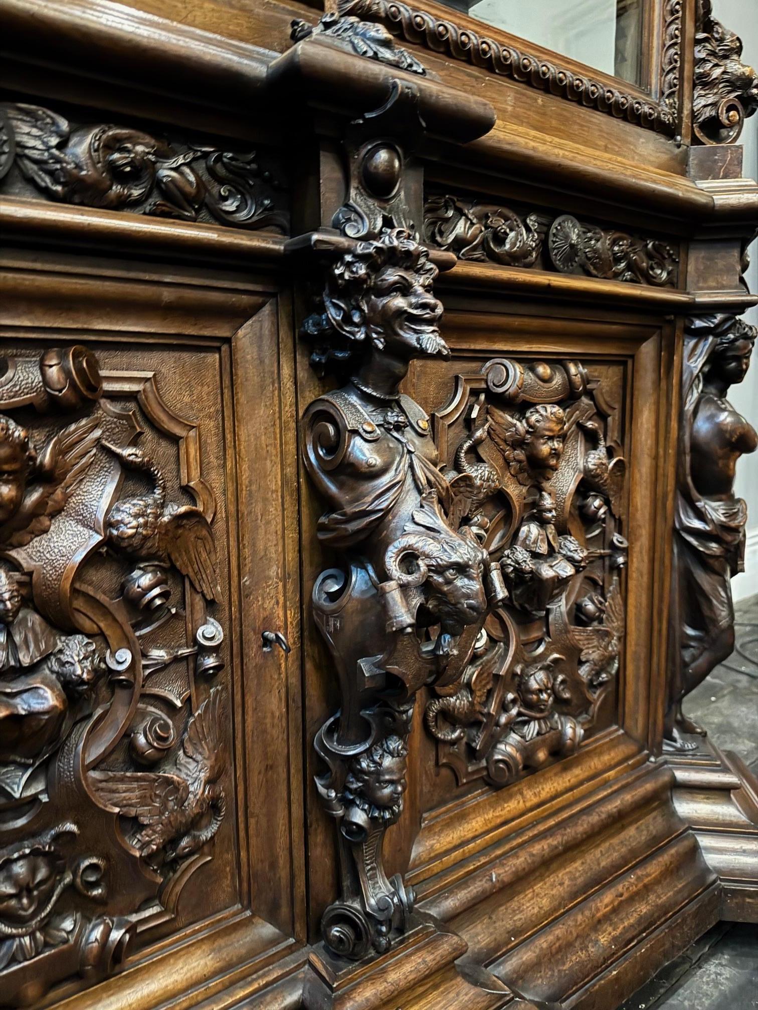 Magnifique bibliothèque ancienne en noyer fabuleusement sculptée dans le style de la renaissance en vente 3