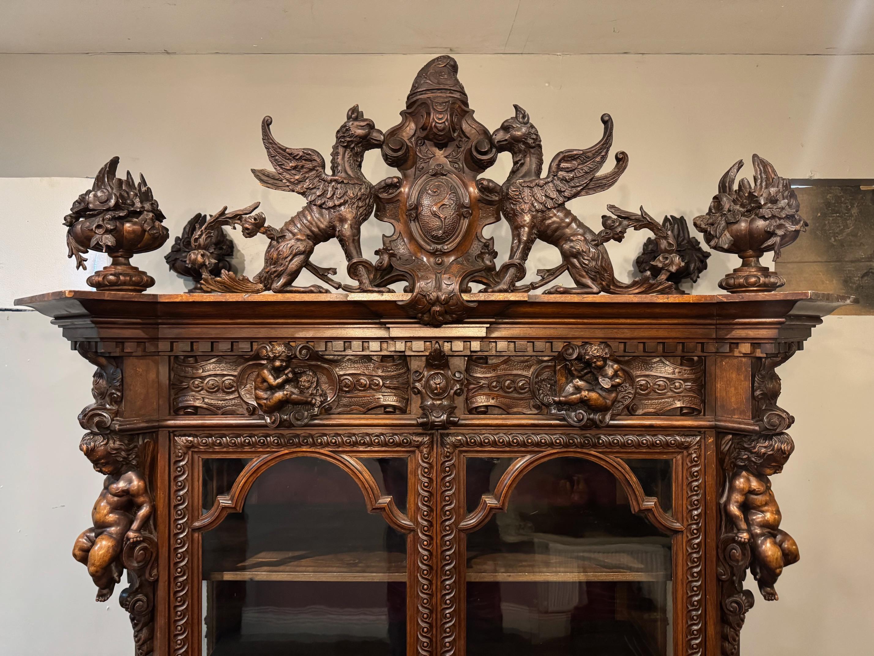 Magnifique bibliothèque ancienne en noyer fabuleusement sculptée dans le style de la renaissance en vente 4