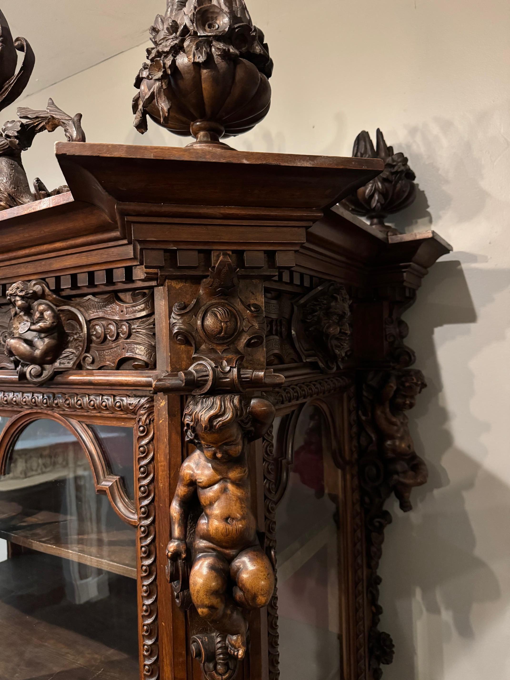 Magnifique bibliothèque ancienne en noyer fabuleusement sculptée dans le style de la renaissance en vente 5