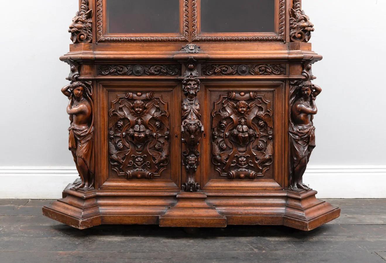 Néo-Renaissance Magnifique bibliothèque ancienne en noyer fabuleusement sculptée dans le style de la renaissance en vente