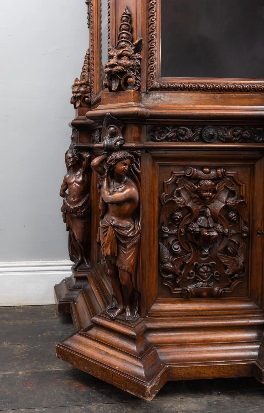 italien Magnifique bibliothèque ancienne en noyer fabuleusement sculptée dans le style de la renaissance en vente