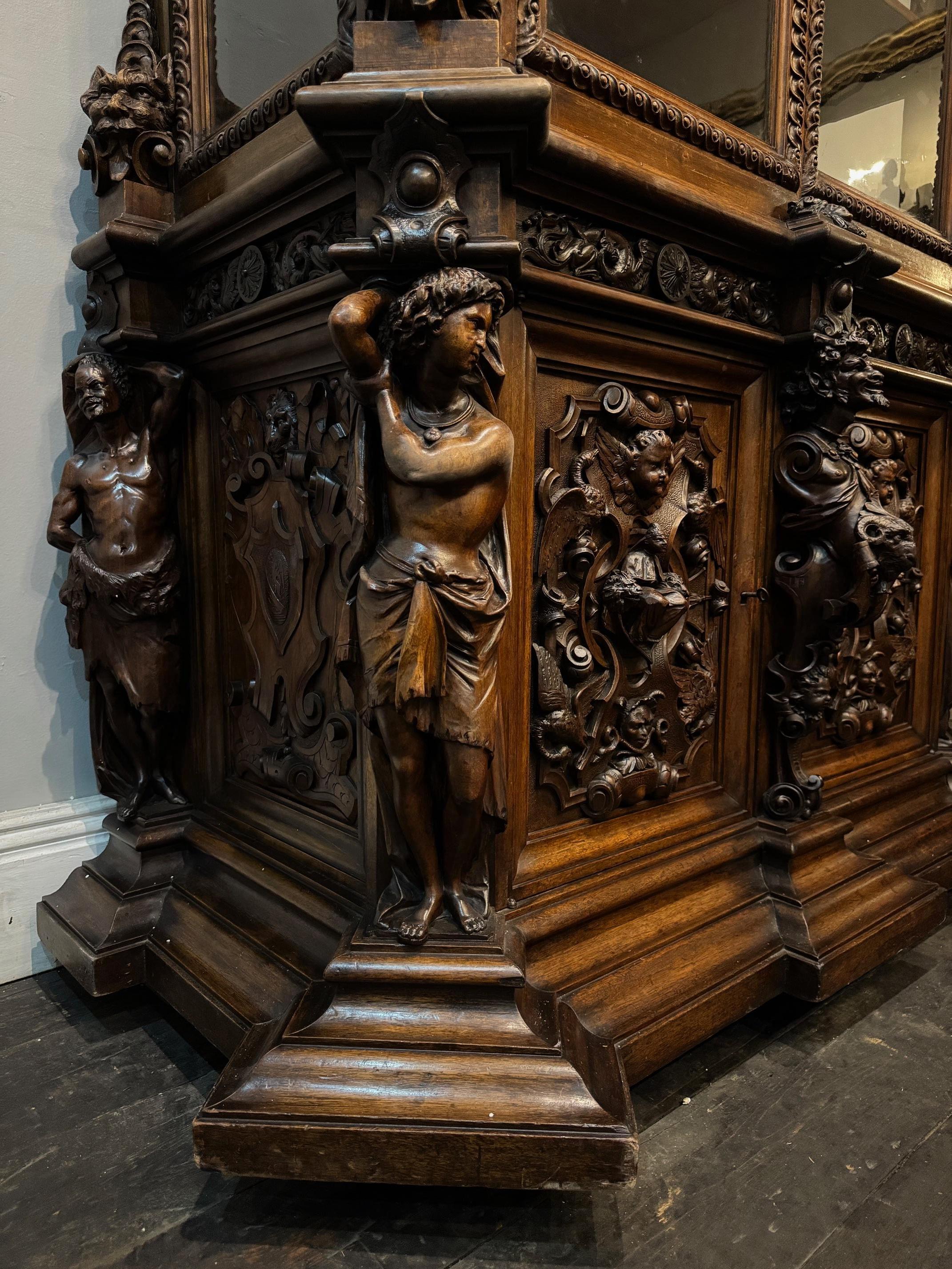 Sculpté à la main Magnifique bibliothèque ancienne en noyer fabuleusement sculptée dans le style de la renaissance en vente