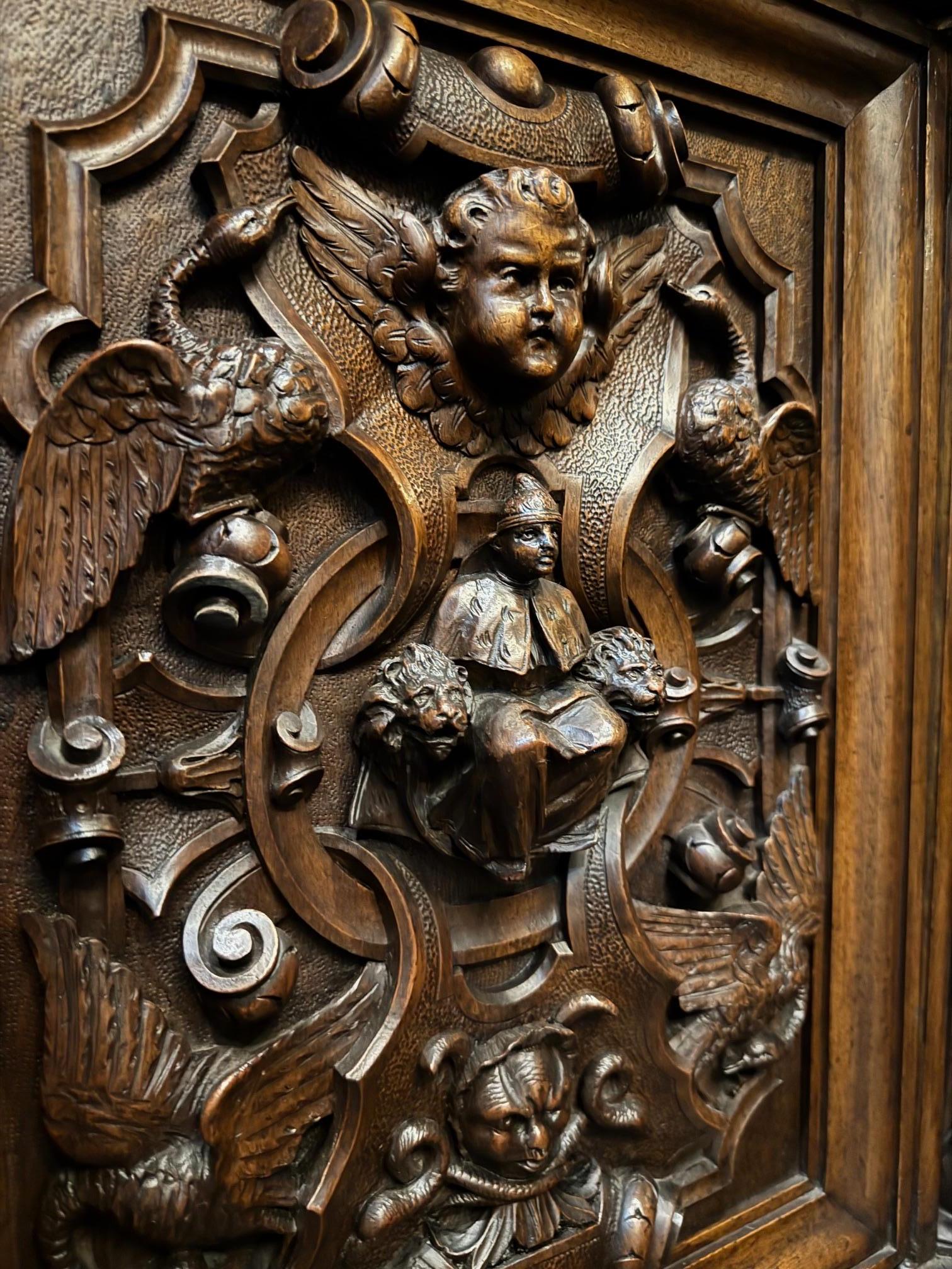 Magnifique bibliothèque ancienne en noyer fabuleusement sculptée dans le style de la renaissance Bon état - En vente à Tyrone, Northern Ireland