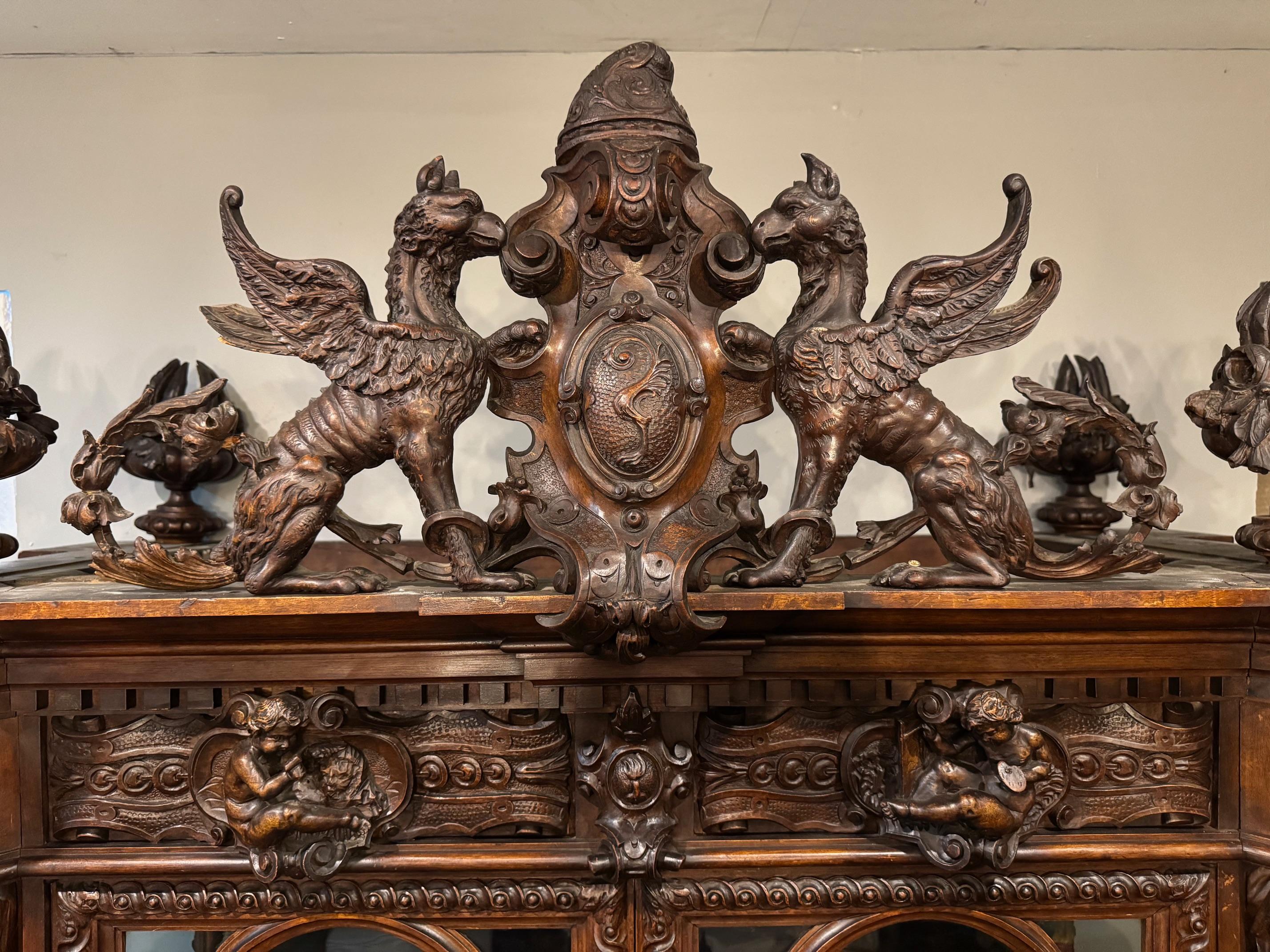 Noyer Magnifique bibliothèque ancienne en noyer fabuleusement sculptée dans le style de la renaissance en vente