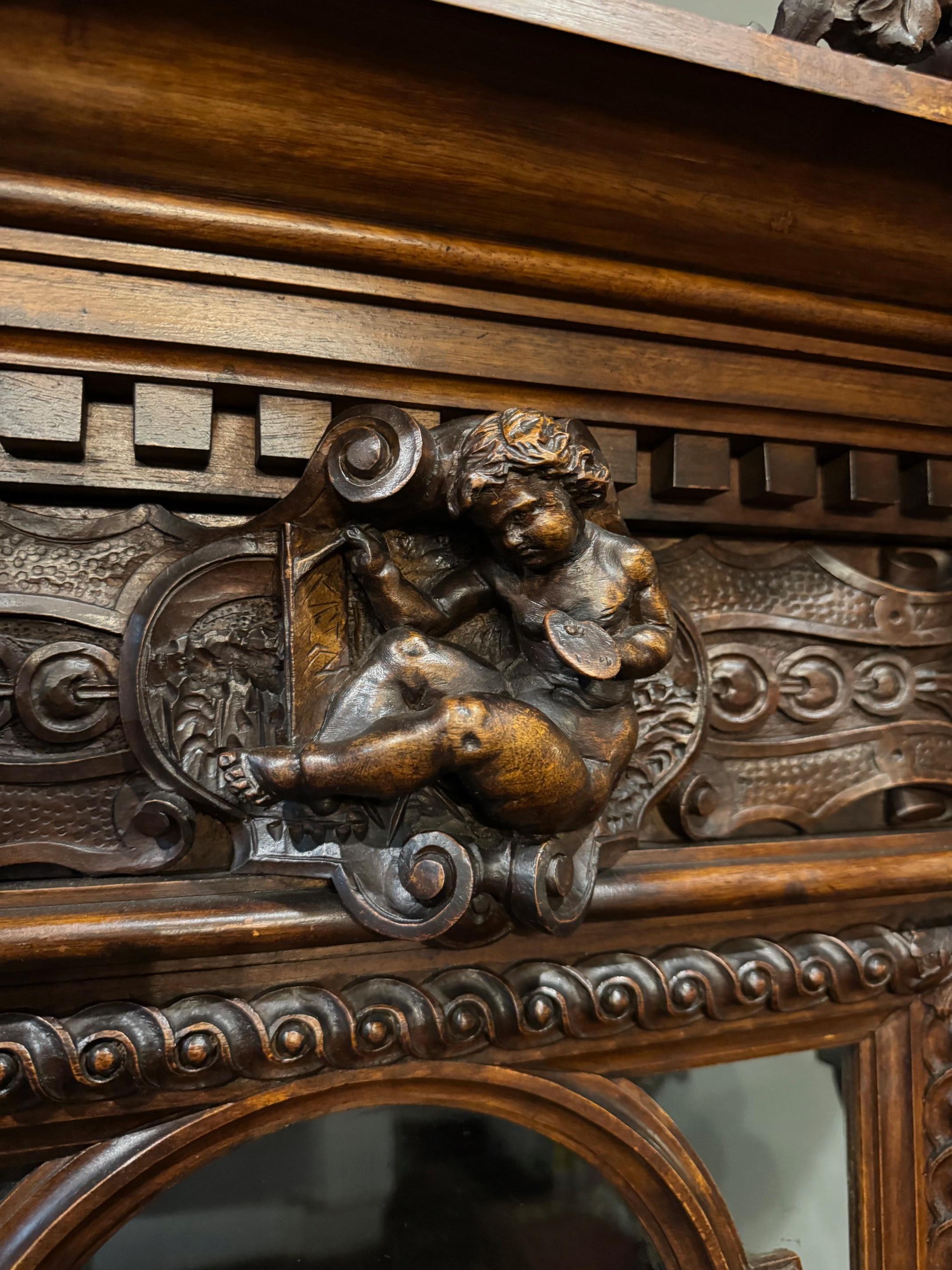 Magnifique bibliothèque ancienne en noyer fabuleusement sculptée dans le style de la renaissance en vente 1