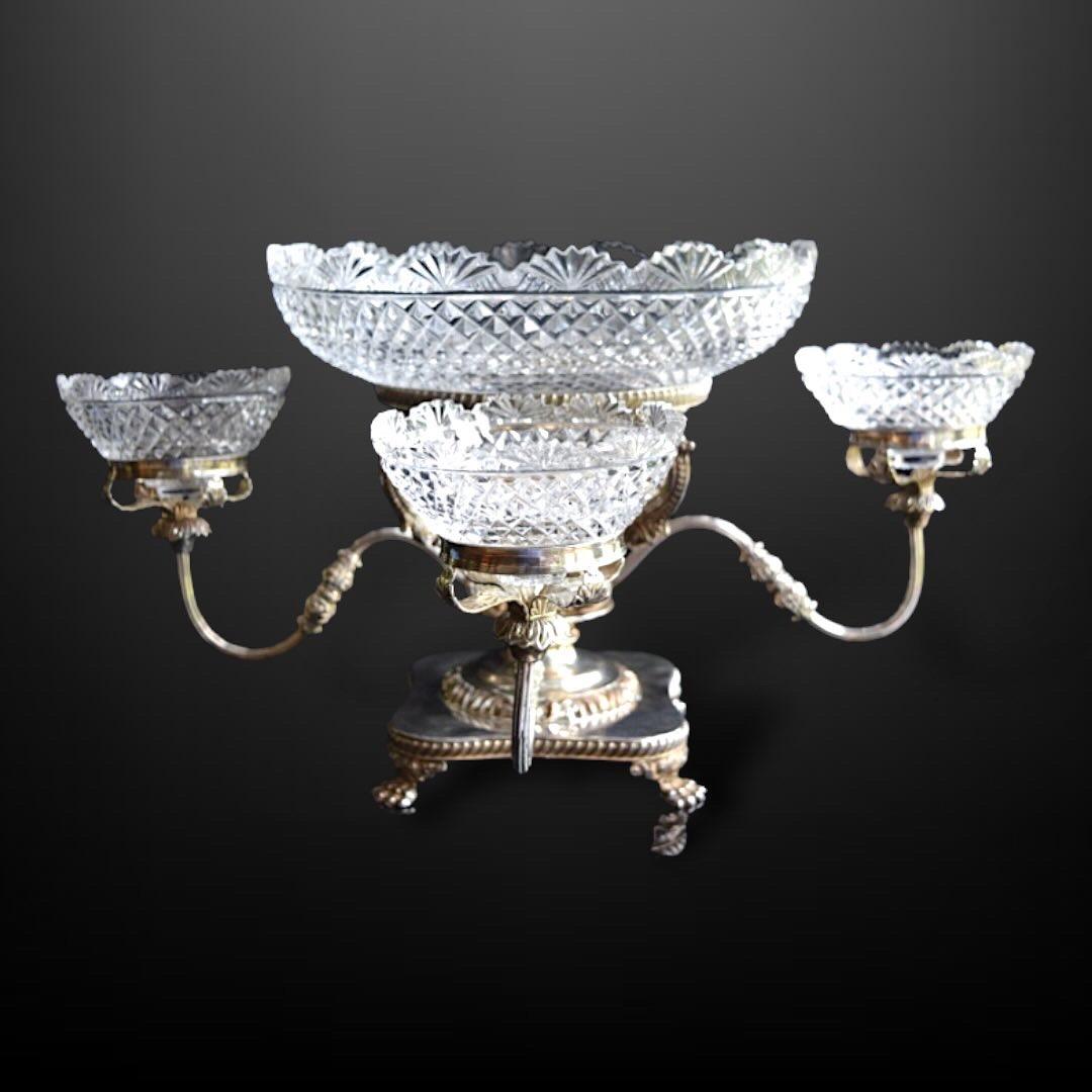 Eine prächtige Epergne mit vier Zweigen, die ganz im viktorianischen Stil gehalten ist, aber möglicherweise aus der Edwardianischen Zeit stammt. Die fein gearbeitete und aus Silberblech gefertigte Epergne trägt ein eindeutiges Kennzeichen des