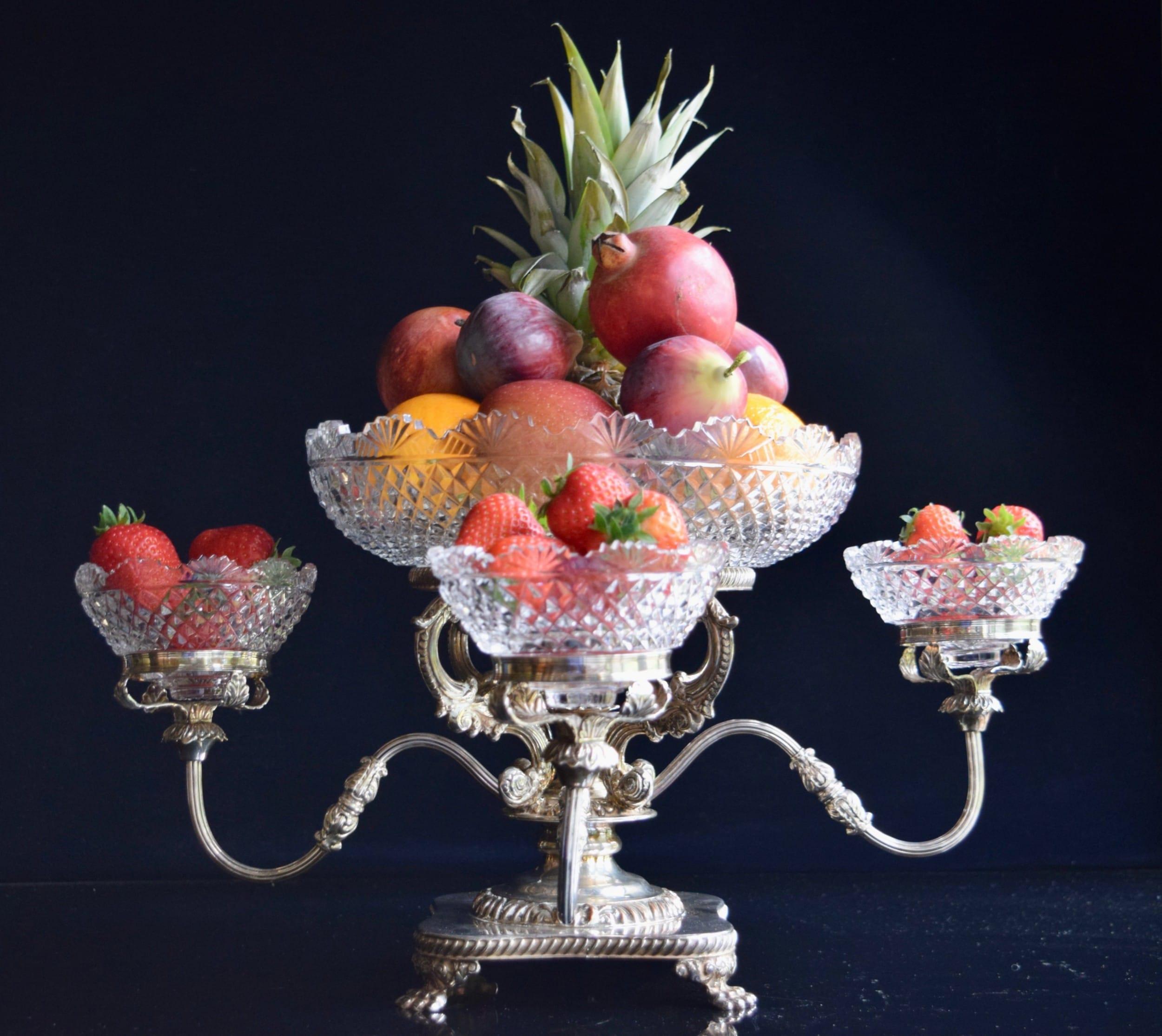 Eine prächtige Epergne mit vier Zweigen als Herzstück im Zustand „Hervorragend“ im Angebot in Reepham, GB