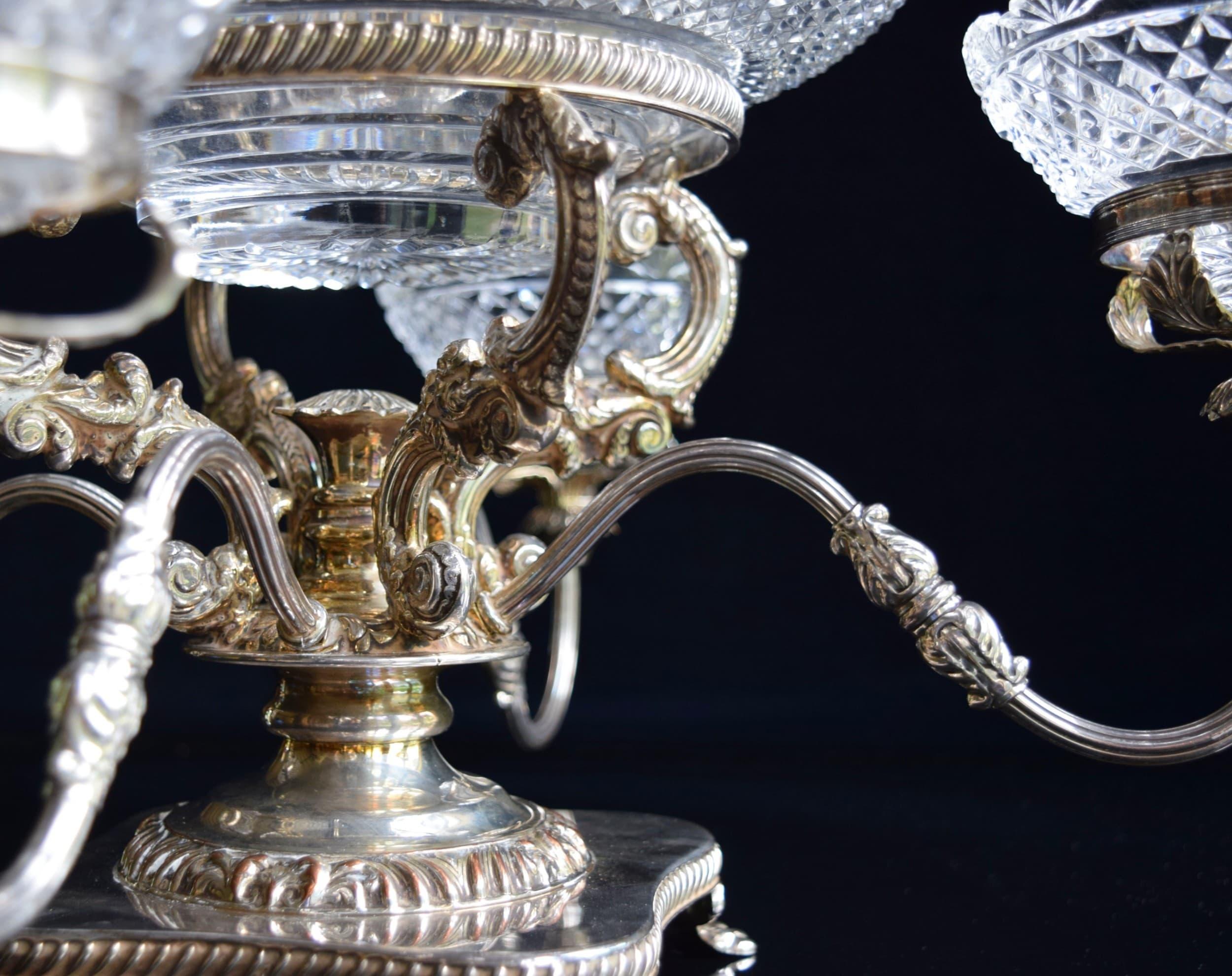 Eine prächtige Epergne mit vier Zweigen als Herzstück (19. Jahrhundert) im Angebot