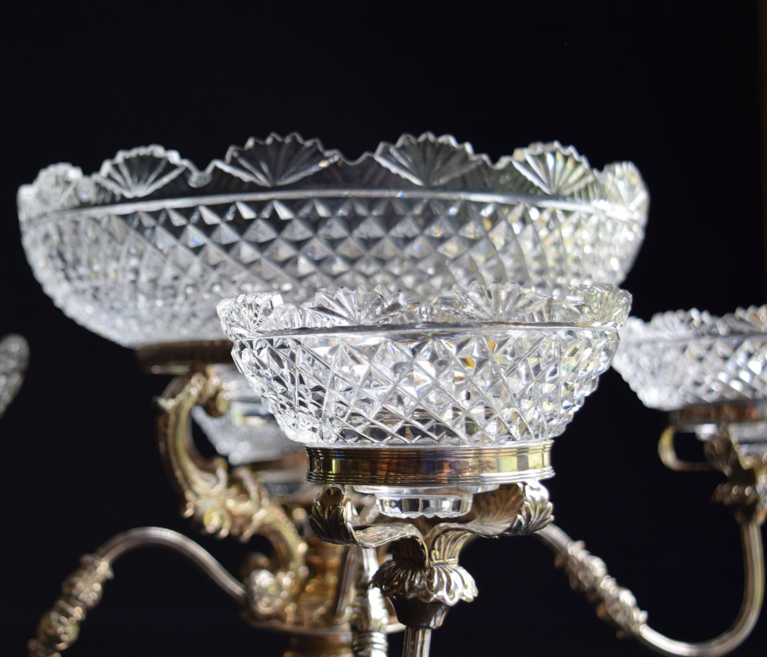 Eine prächtige Epergne mit vier Zweigen als Herzstück (Versilberung) im Angebot