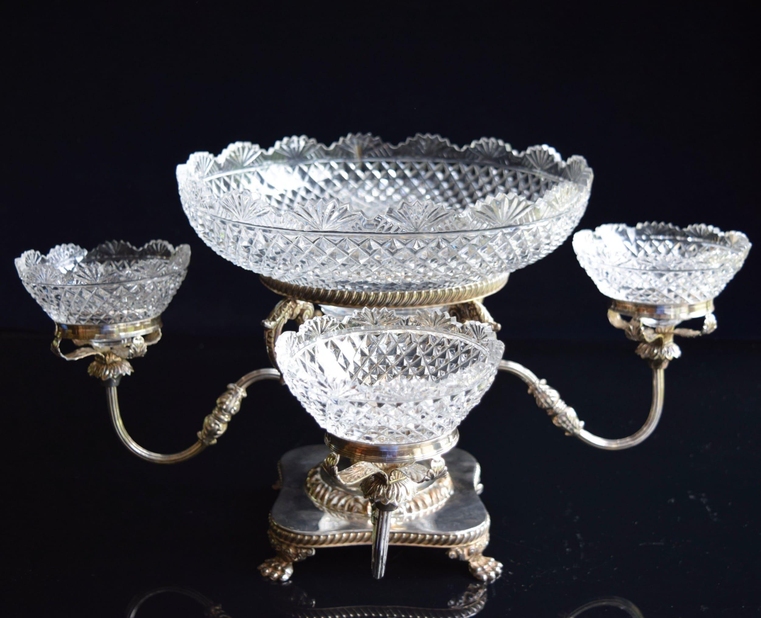 Eine prächtige Epergne mit vier Zweigen als Herzstück im Angebot 1
