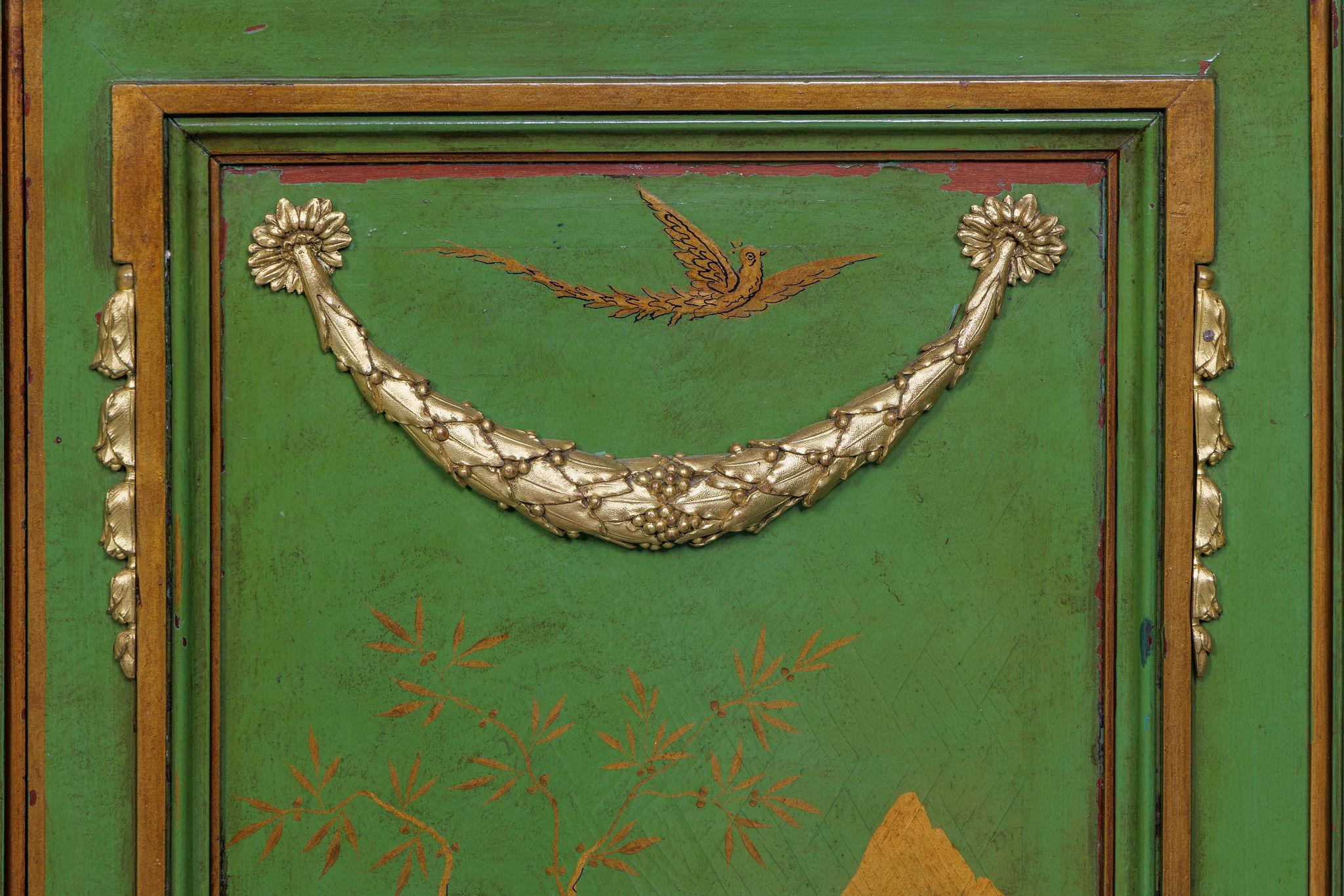 Magnifique commode française A.I.C. C. 1870, montée sur bronze doré et peinte en vert, de style Chinoiserie. en vente 3