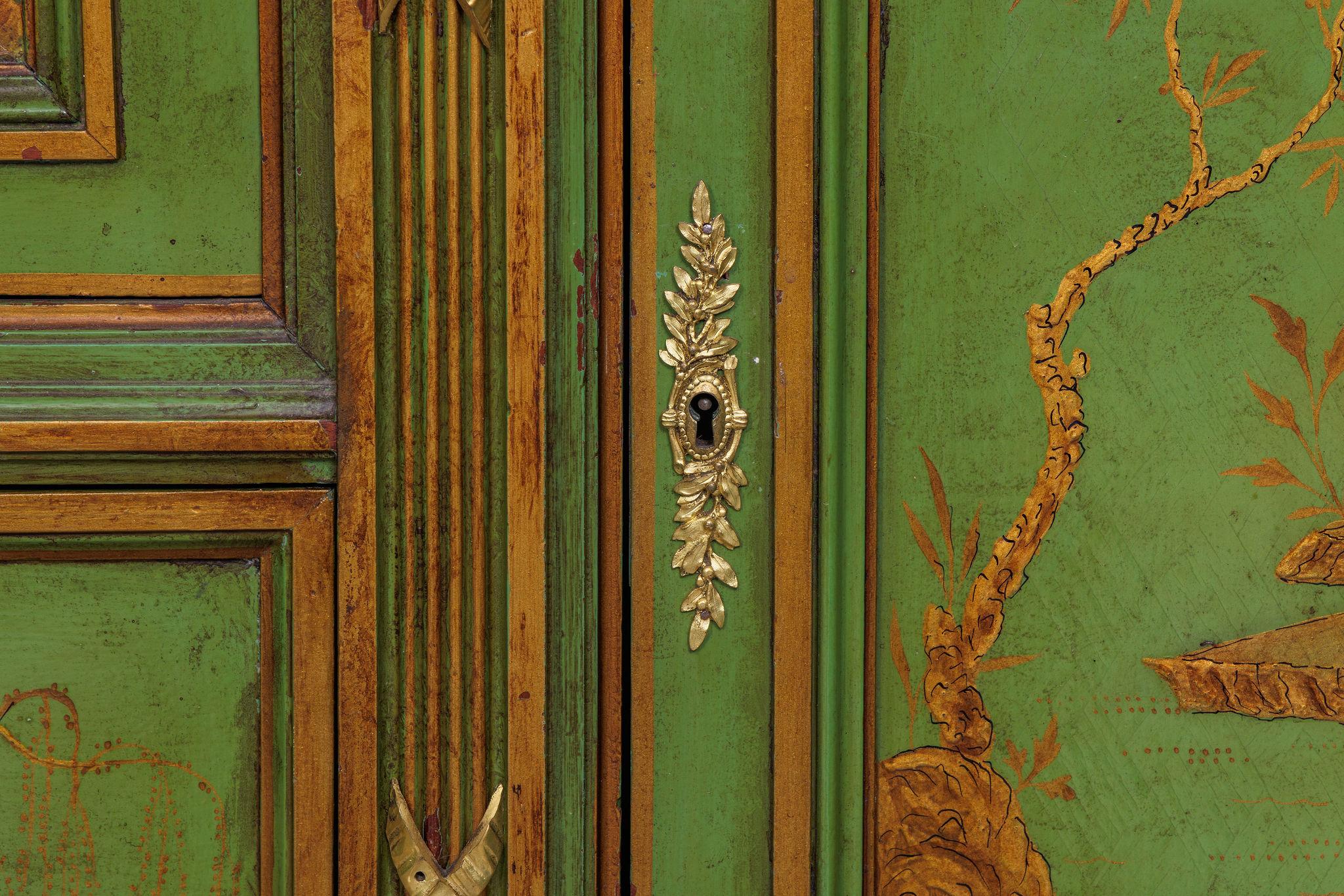 Magnifique commode française A.I.C. C. 1870, montée sur bronze doré et peinte en vert, de style Chinoiserie. en vente 4