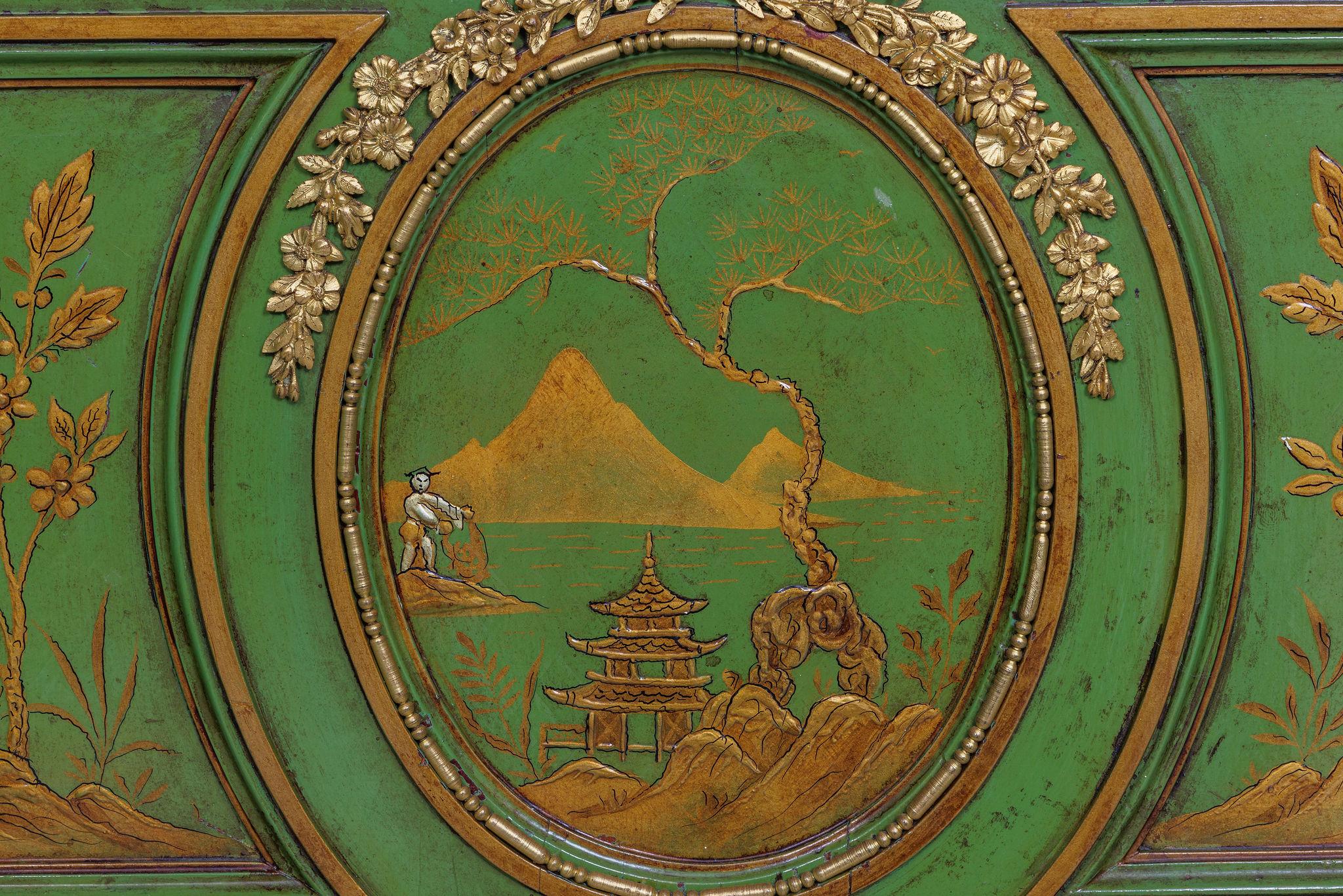 Magnifique commode française A.I.C. C. 1870, montée sur bronze doré et peinte en vert, de style Chinoiserie. en vente 5