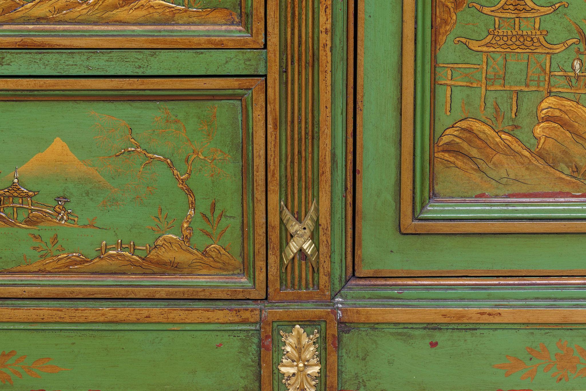 Français Magnifique commode française A.I.C. C. 1870, montée sur bronze doré et peinte en vert, de style Chinoiserie. en vente