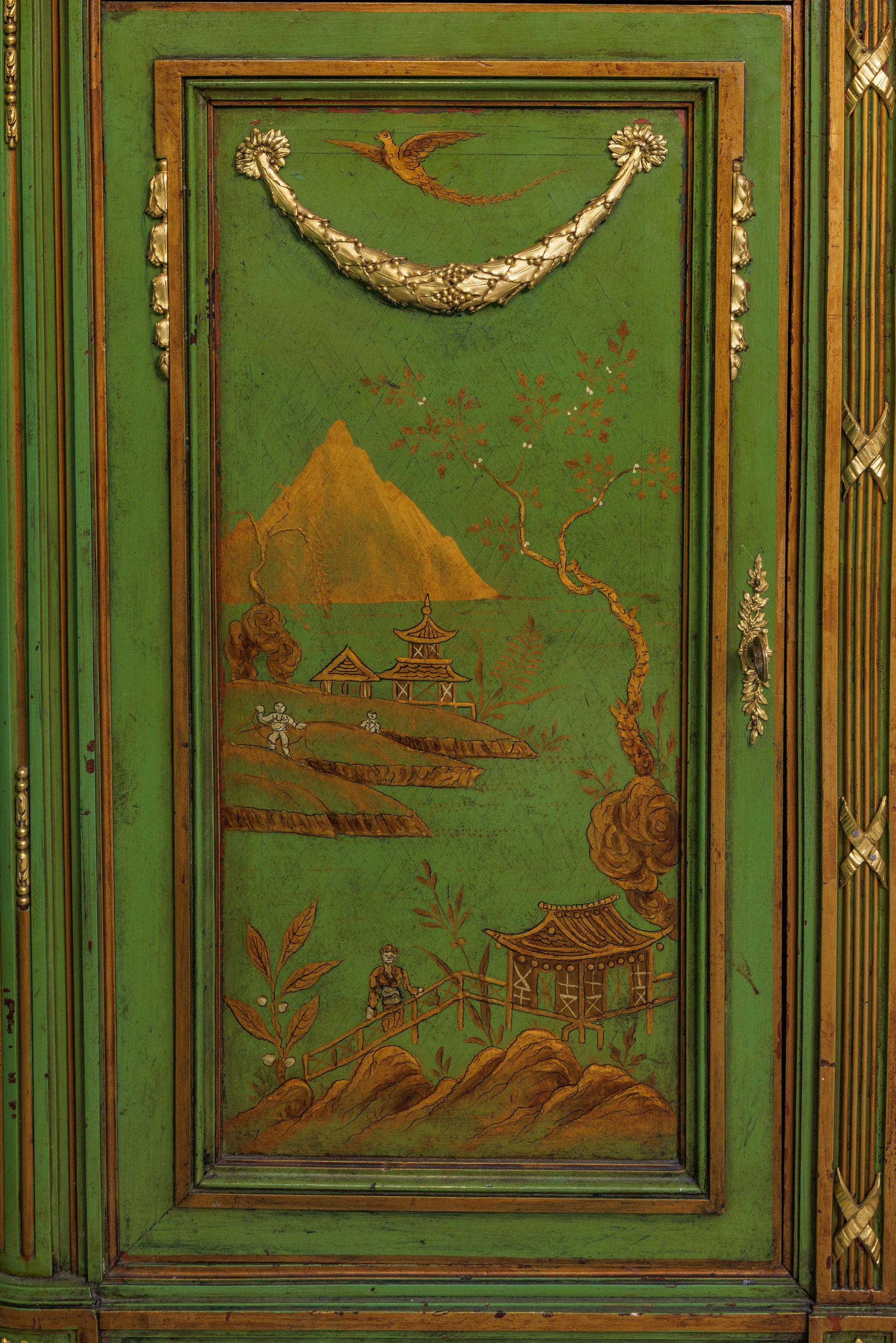 XIXe siècle Magnifique commode française A.I.C. C. 1870, montée sur bronze doré et peinte en vert, de style Chinoiserie. en vente