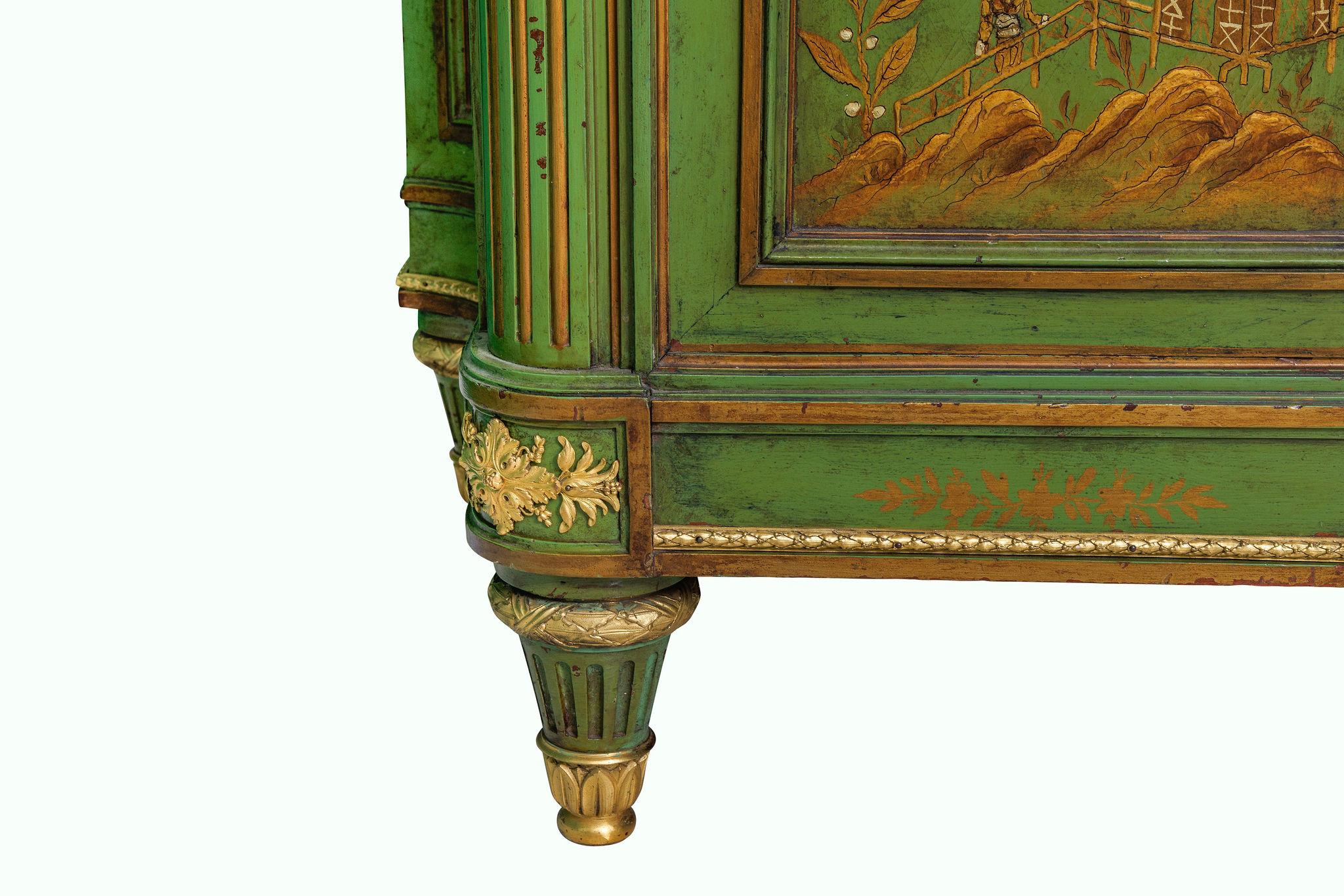 Bronze doré Magnifique commode française A.I.C. C. 1870, montée sur bronze doré et peinte en vert, de style Chinoiserie. en vente