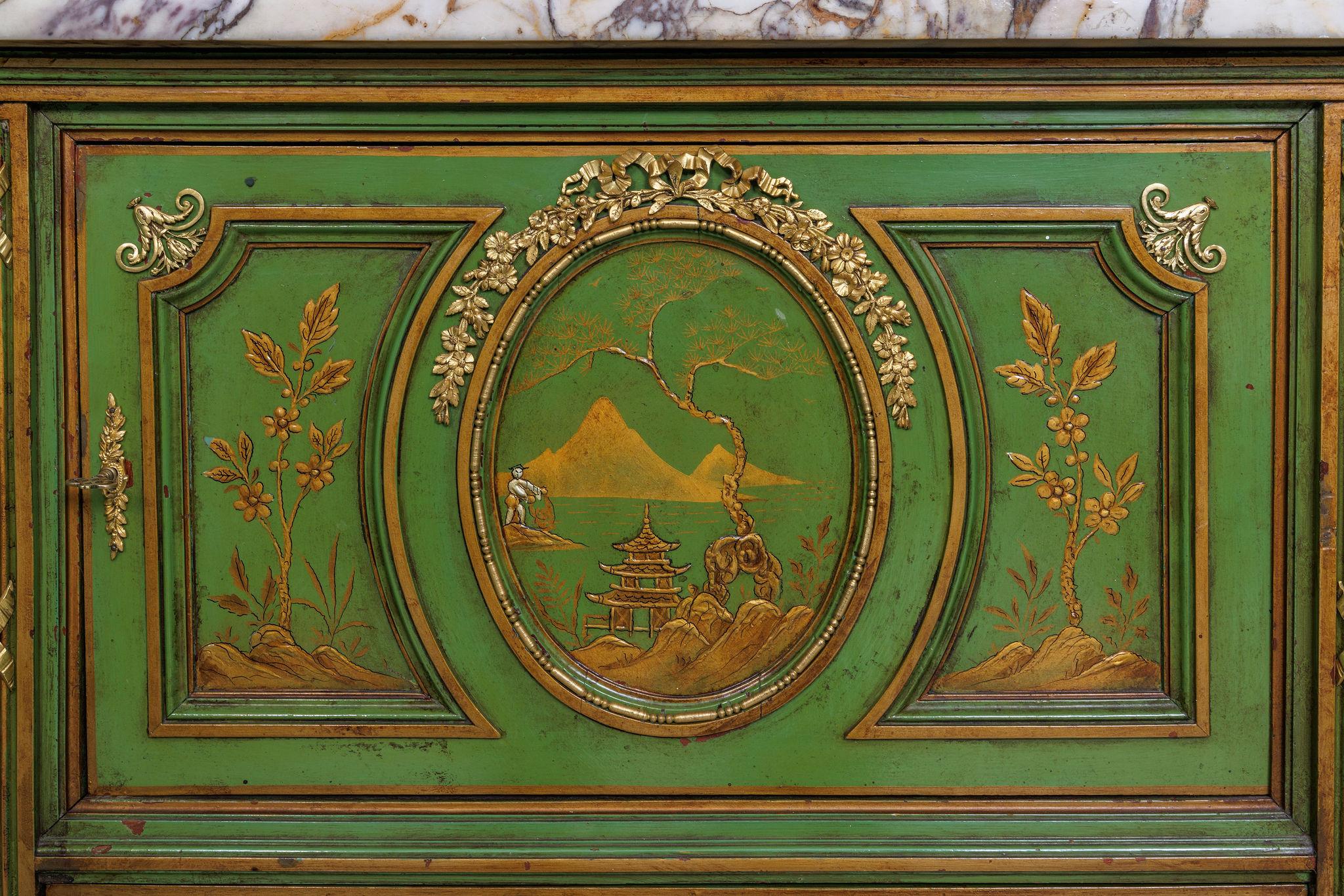 Magnifique commode française A.I.C. C. 1870, montée sur bronze doré et peinte en vert, de style Chinoiserie. en vente 1