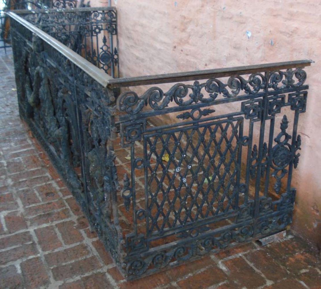Ein prächtiger französischer Balkon aus Gusseisen, der jetzt als Konsole dient.  im Angebot 3