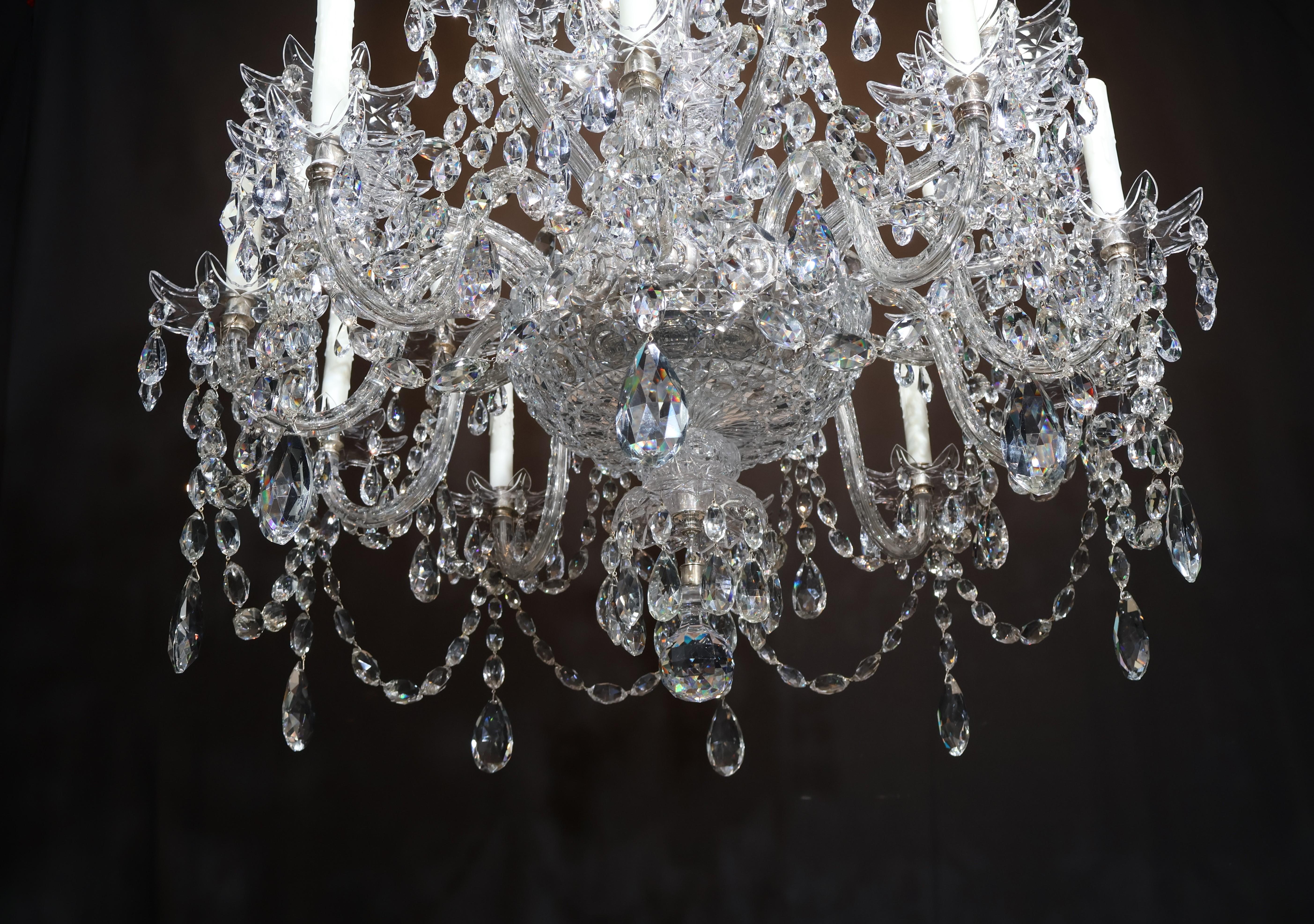 Un raffinato lampadario di cristallo di Giorgio IV. Originariamente per le candele, ora elettrificate. 20 Luci. Inghilterra, circa 1825. 
Dimensioni: Altezza 58