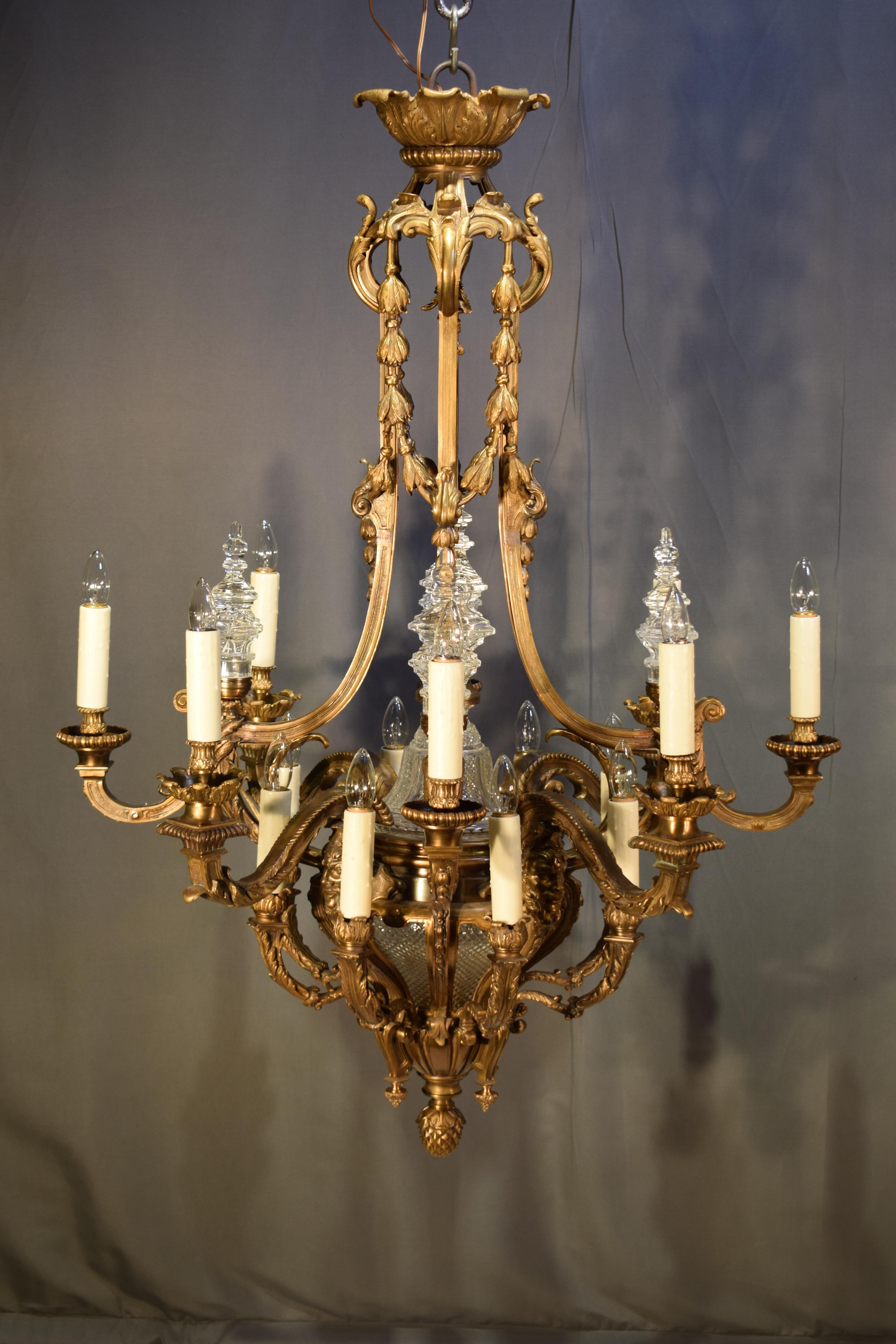 Magnifique lustre en bronze doré et cristal de style Louis XIV en vente 5