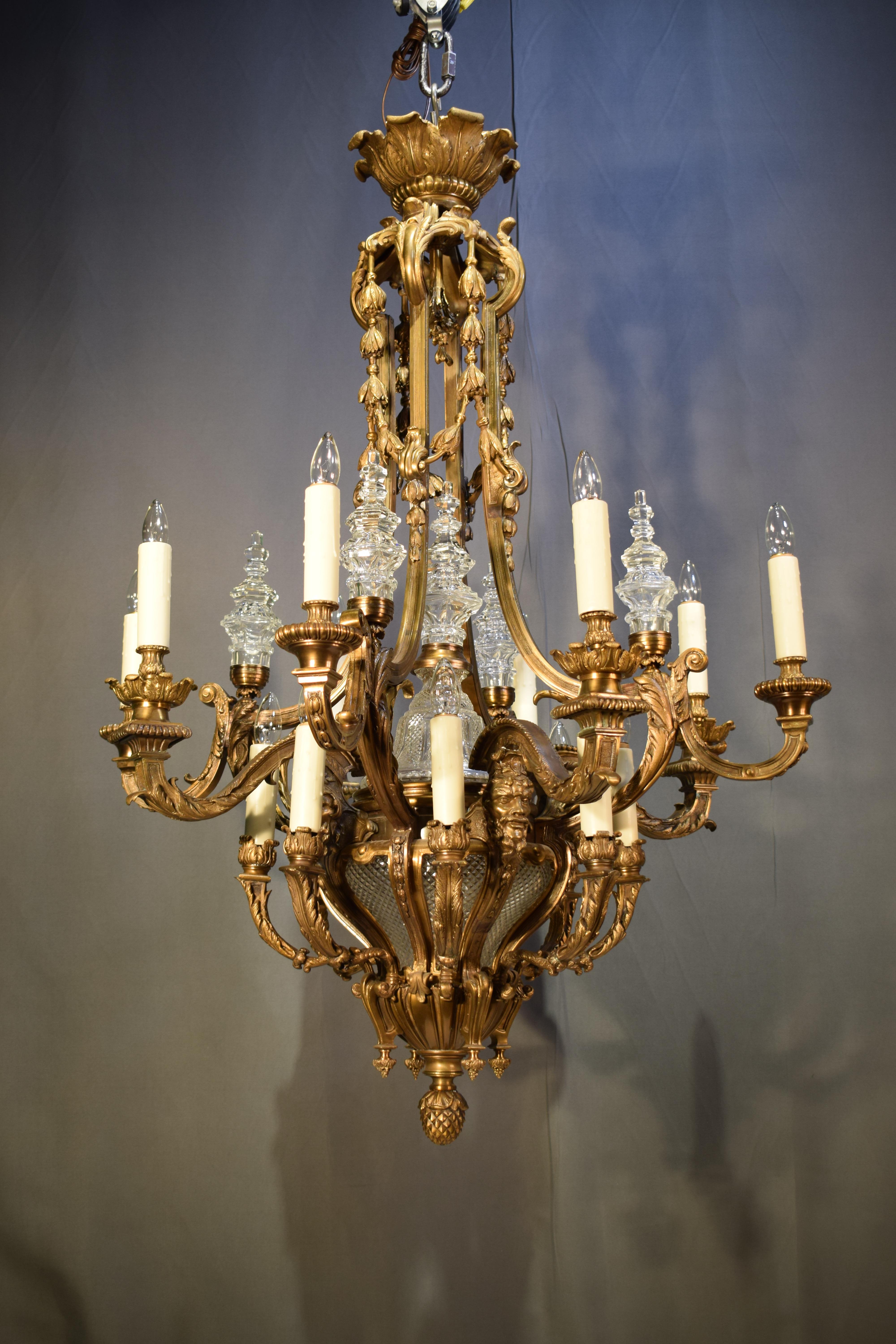 Un magnifique lustre en bronze doré et cristal de style Louis XIV. 17 Lumières. France, vers 1930. Dimensions : Hauteur 55