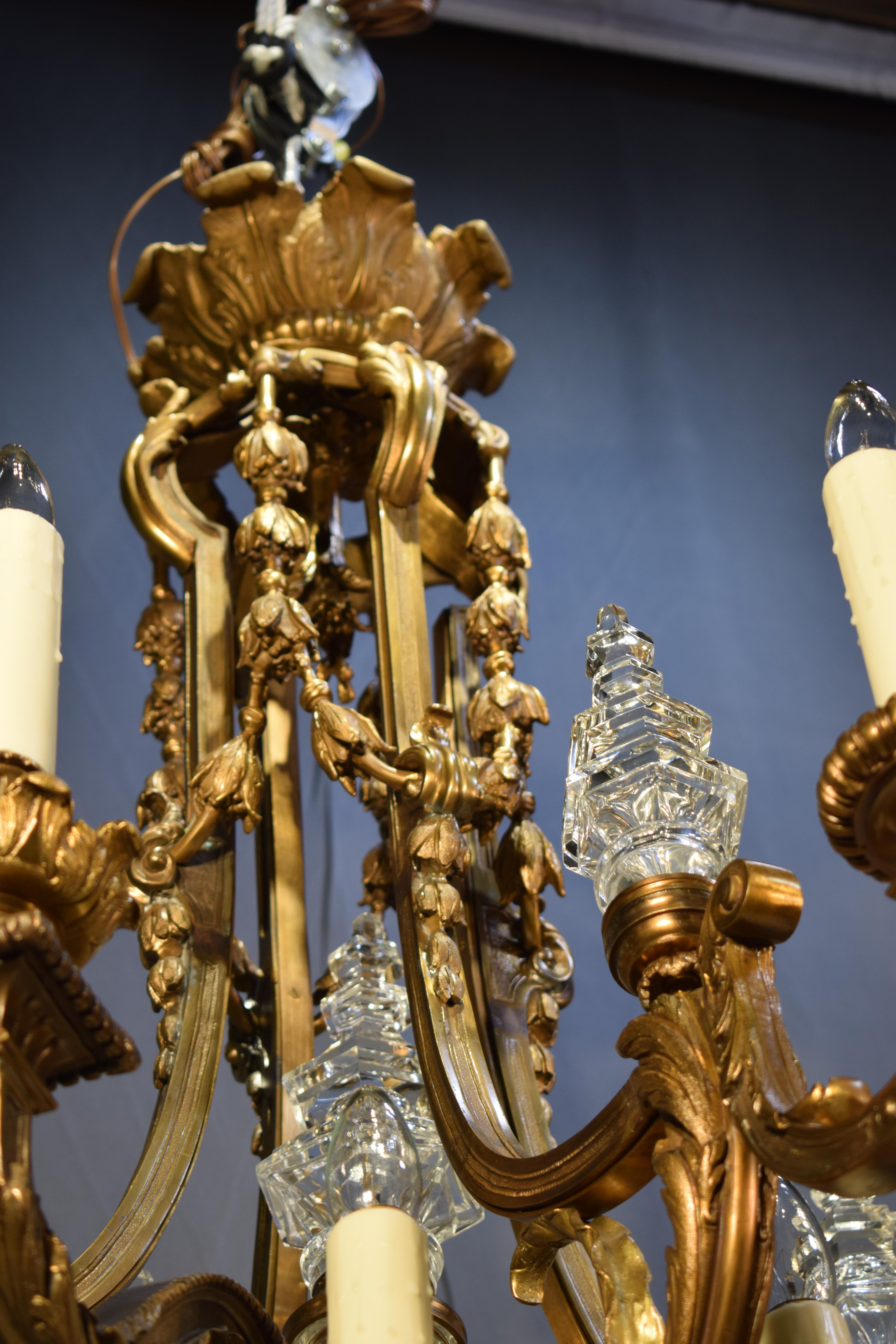 Doré Magnifique lustre en bronze doré et cristal de style Louis XIV en vente