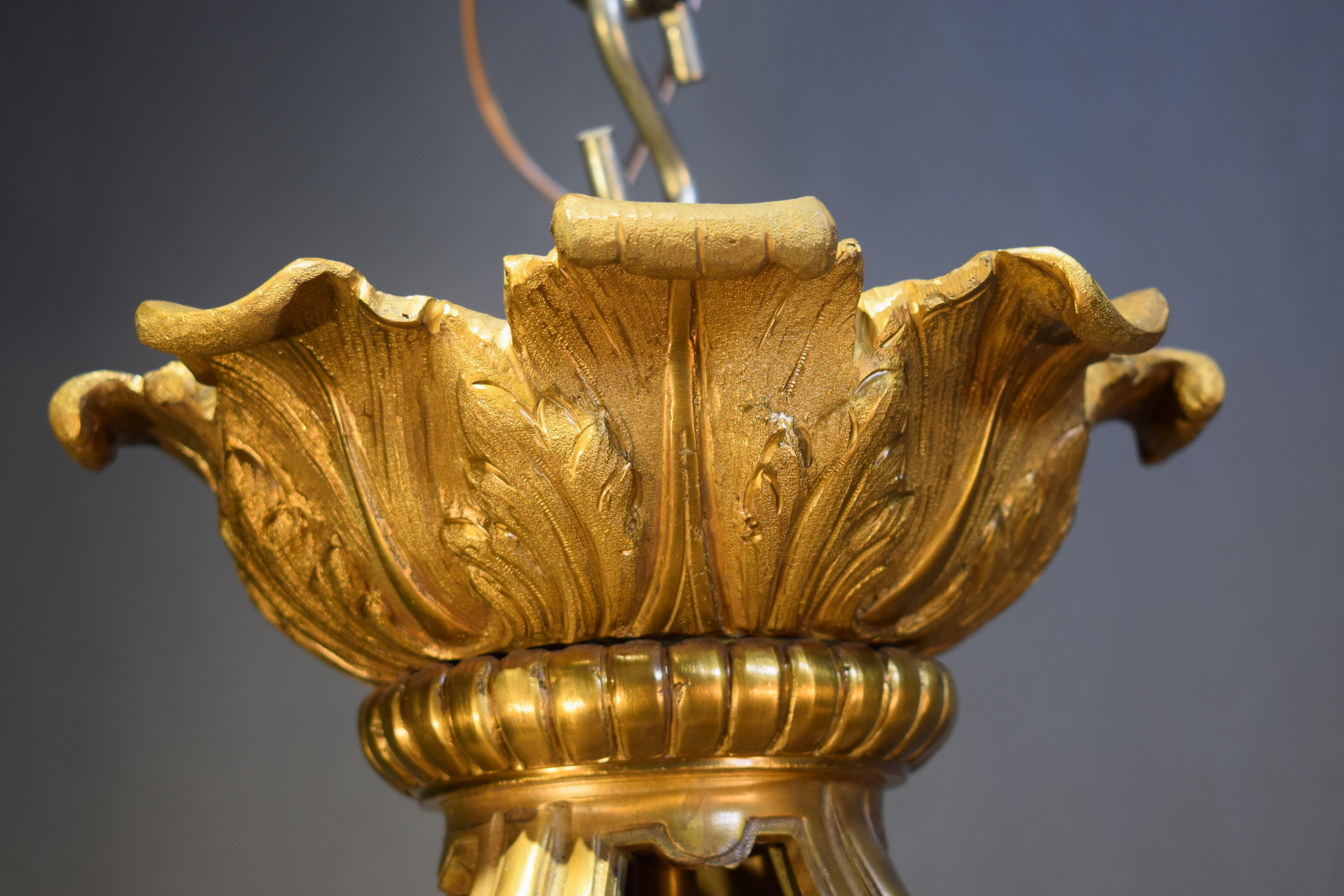Magnifique lustre en bronze doré et cristal de style Louis XIV Bon état - En vente à Atlanta, GA