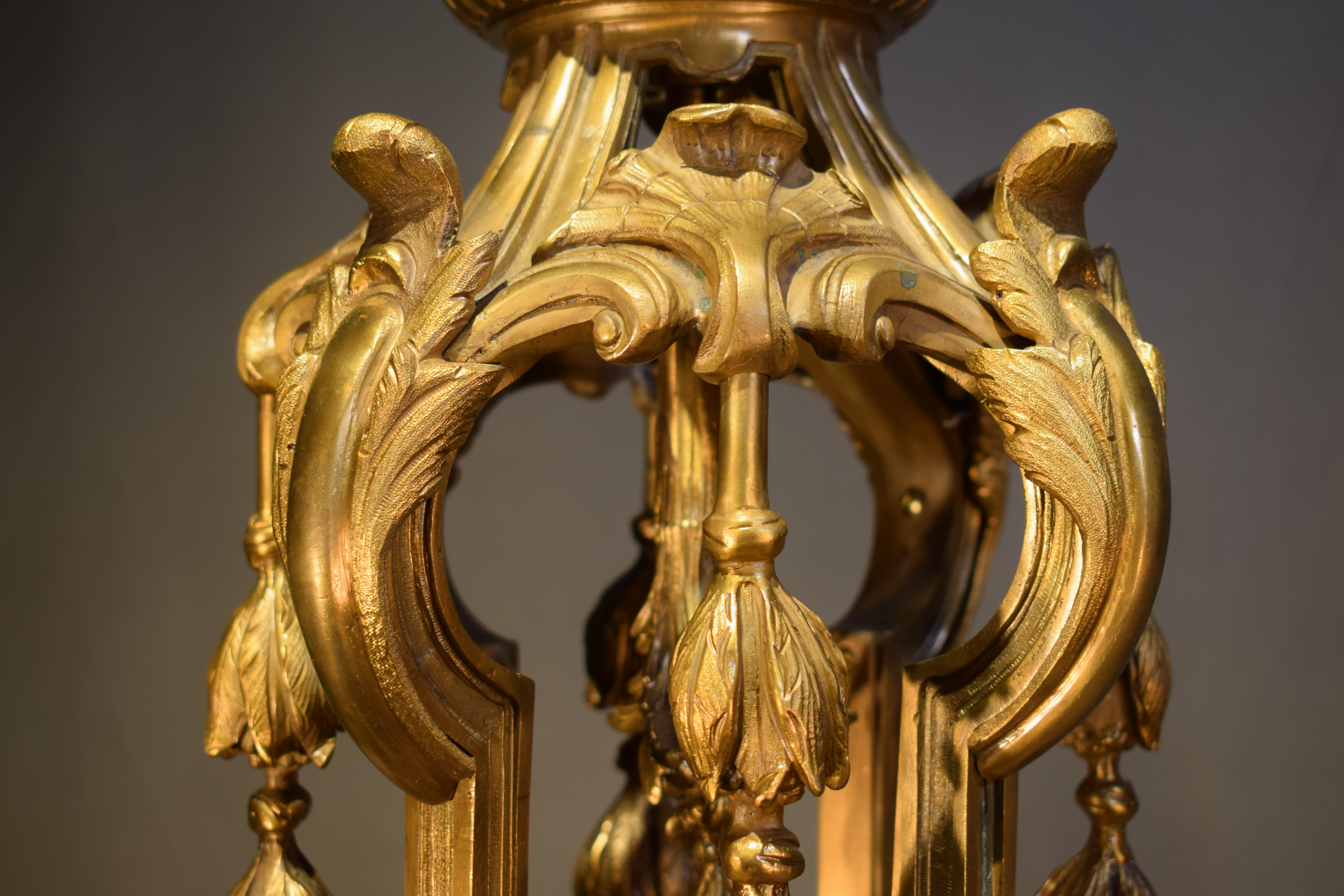 Metà XX secolo Magnifico lampadario in bronzo dorato e cristallo in stile Luigi XIV in vendita
