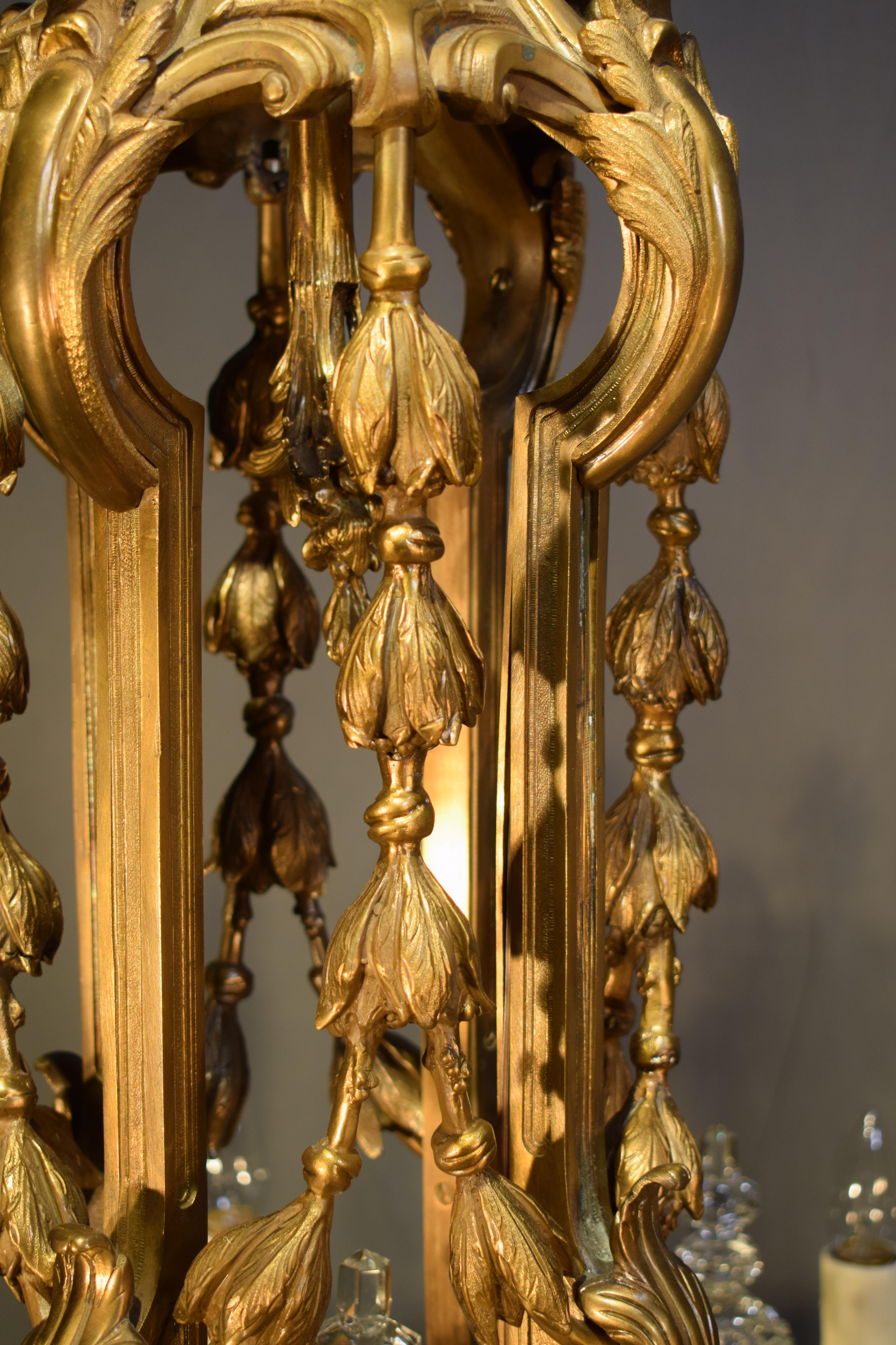 Cristallo Magnifico lampadario in bronzo dorato e cristallo in stile Luigi XIV in vendita