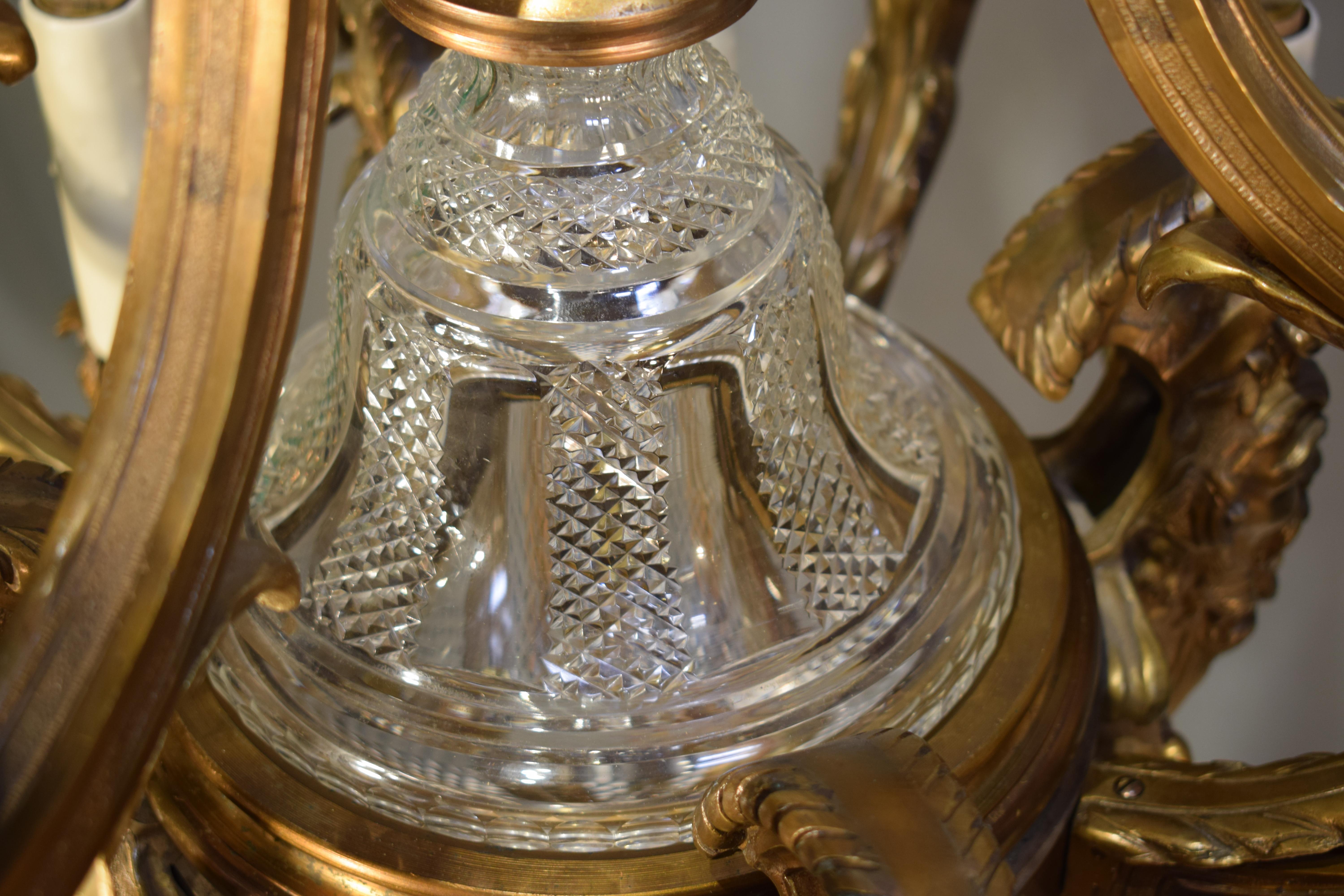 Magnifique lustre en bronze doré et cristal de style Louis XIV en vente 2