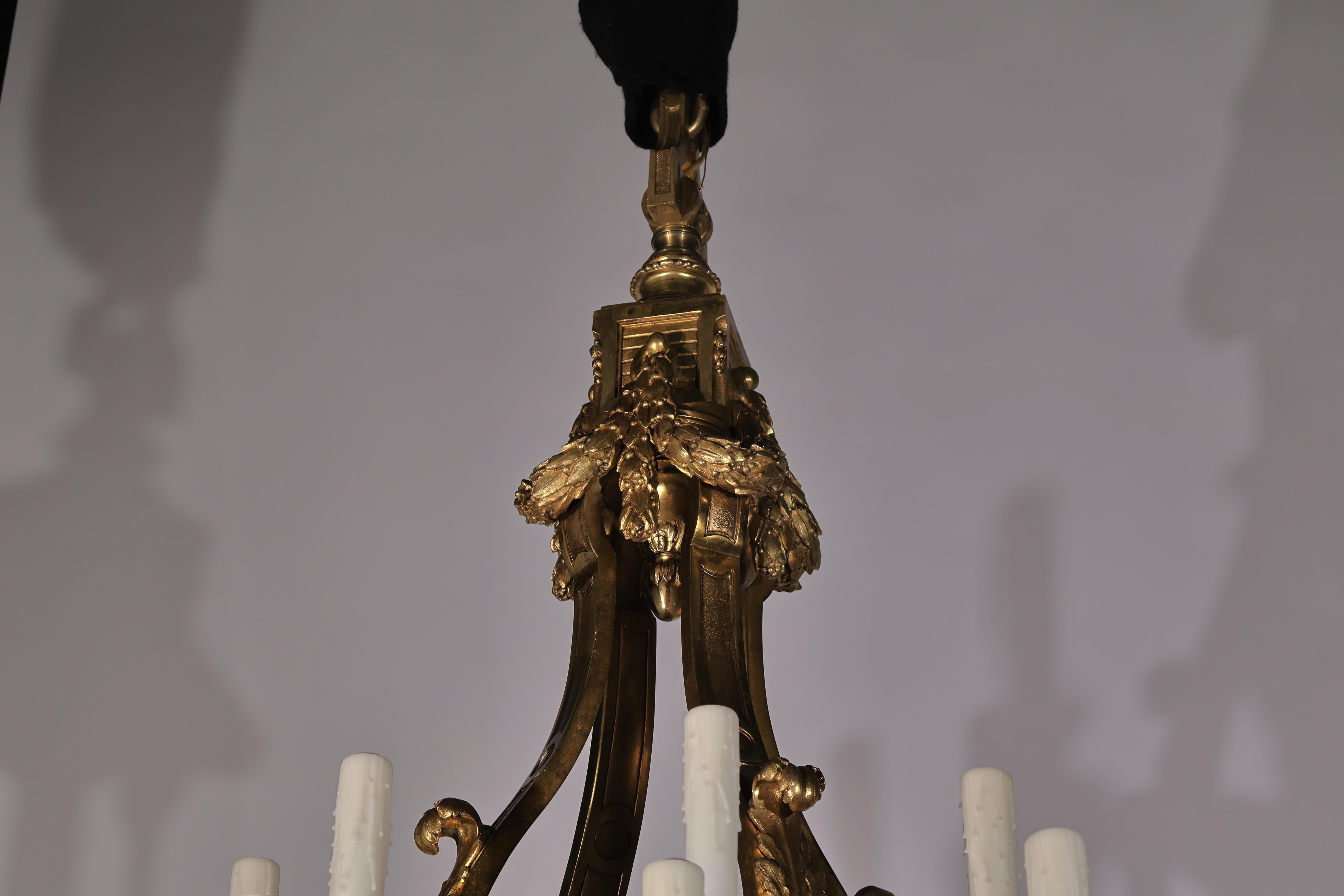 Ein prächtiger Kronleuchter aus vergoldeter Bronze im Regence-Stil im Angebot 3