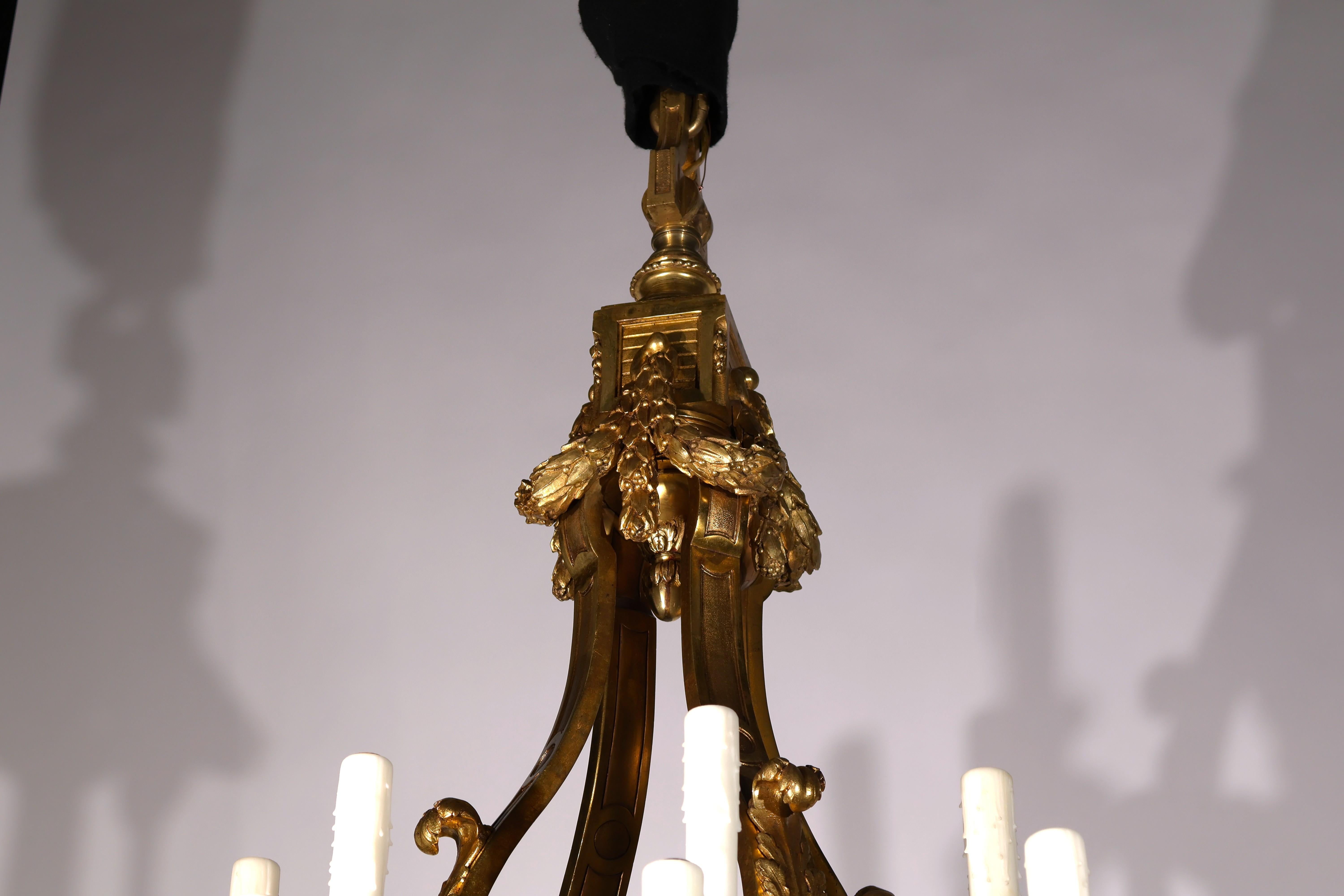 Ein prächtiger Kronleuchter aus vergoldeter Bronze im Regence-Stil im Angebot 4