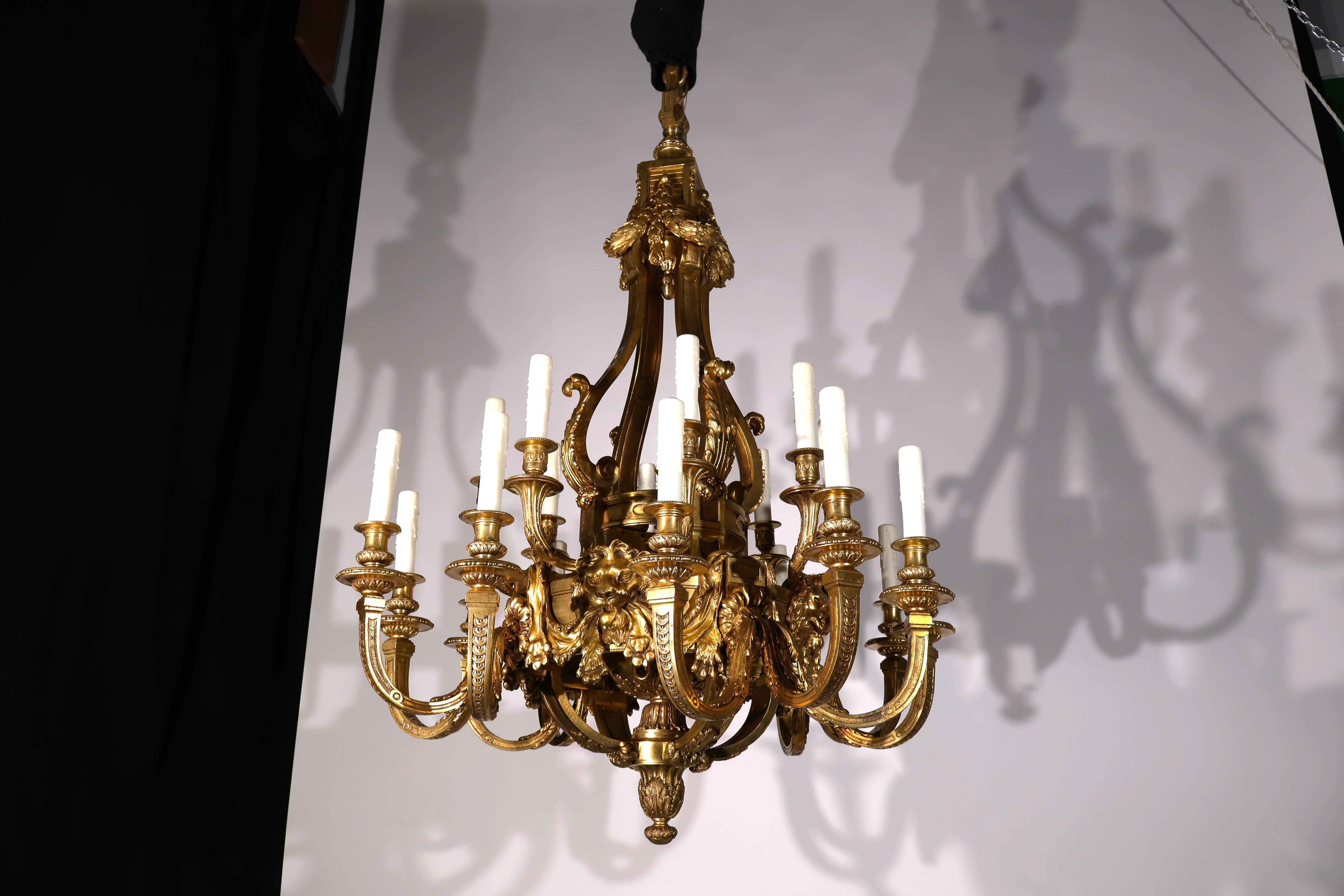 Ein prächtiger Kronleuchter aus vergoldeter Bronze im Regence-Stil im Angebot 5