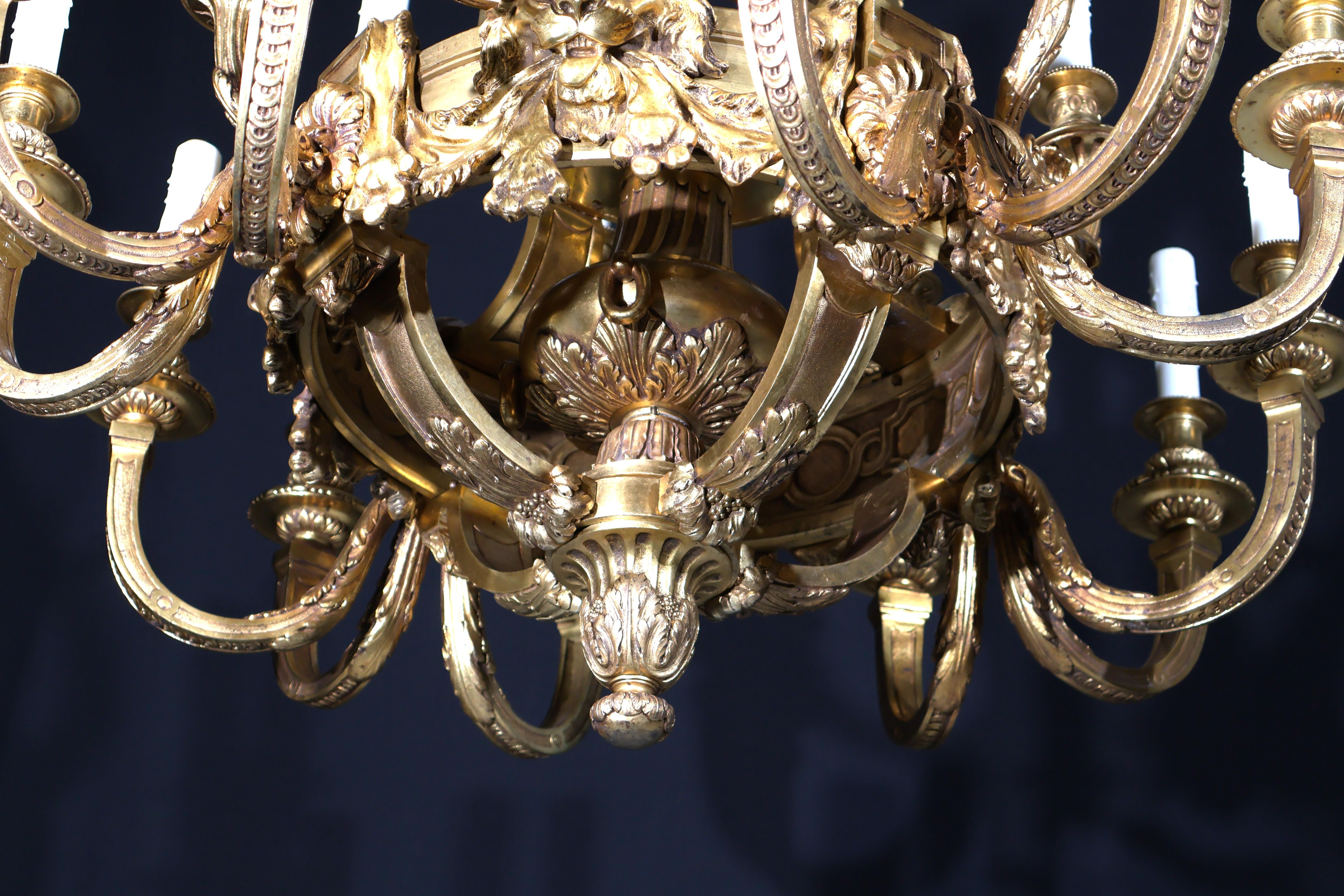 Ein prächtiger Kronleuchter aus vergoldeter Bronze im Regence-Stil im Angebot 7