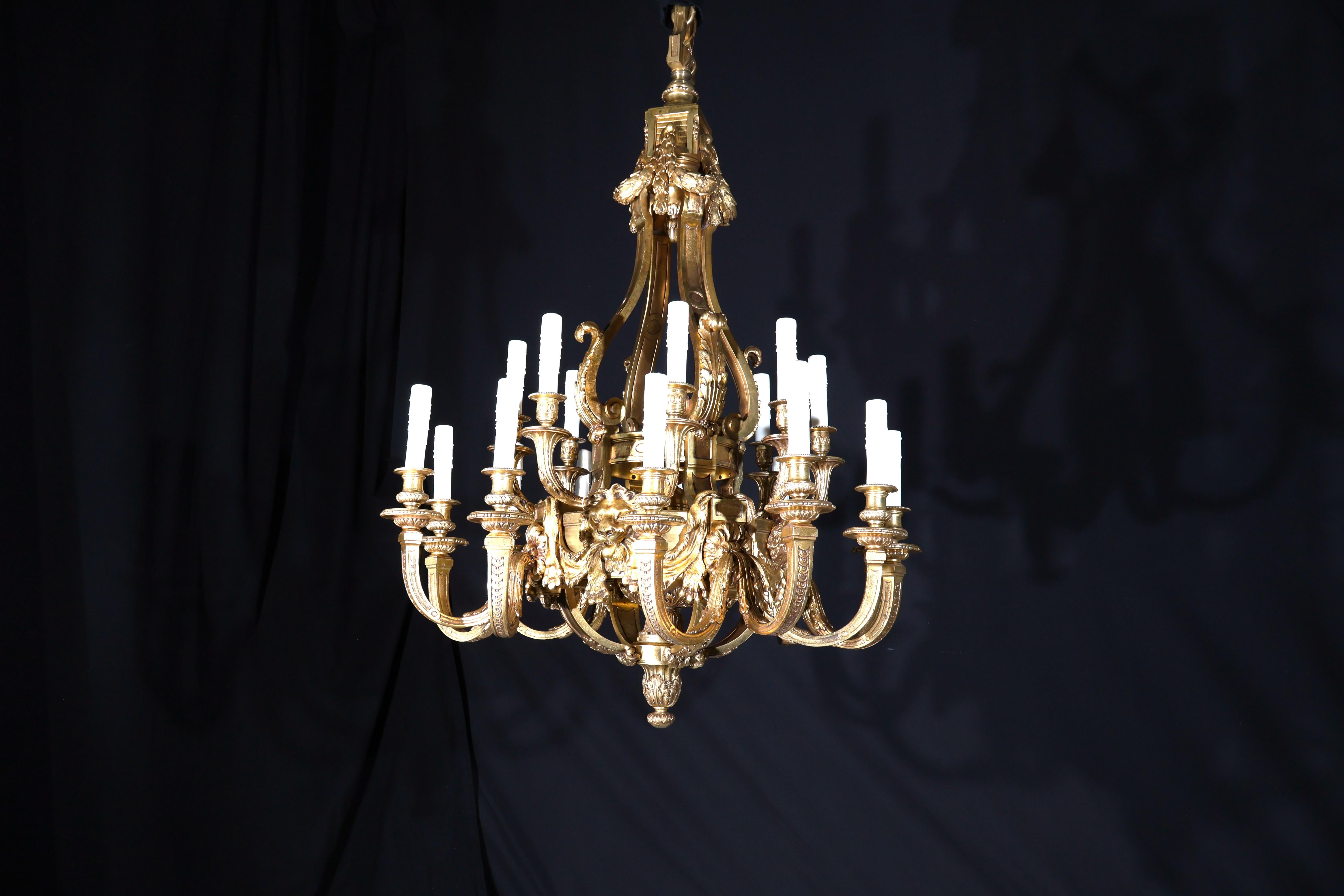 Ein prächtiger Kronleuchter aus vergoldeter Bronze im Regence-Stil im Angebot 9