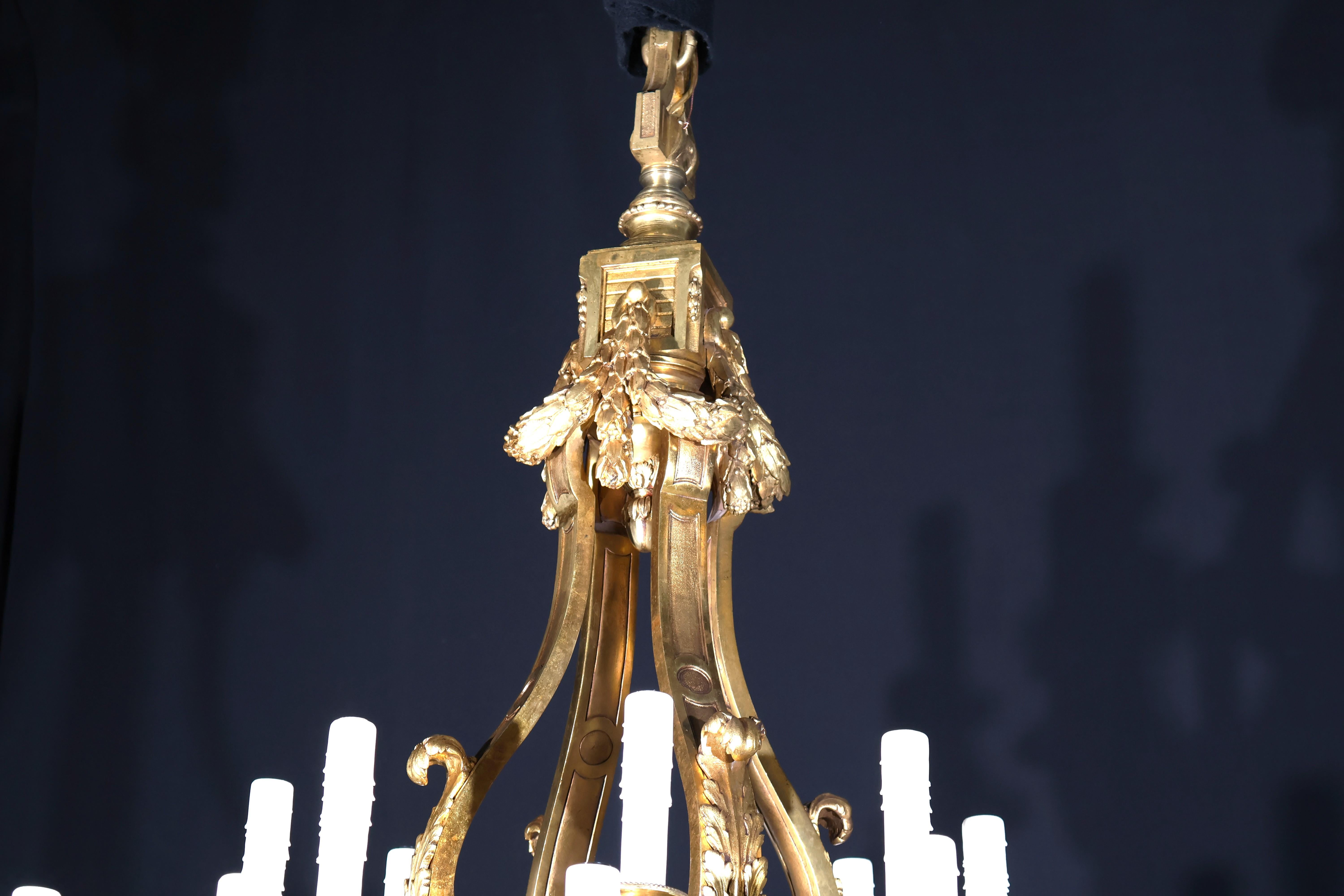 Ein prächtiger Kronleuchter aus vergoldeter Bronze im Regence-Stil im Angebot 10