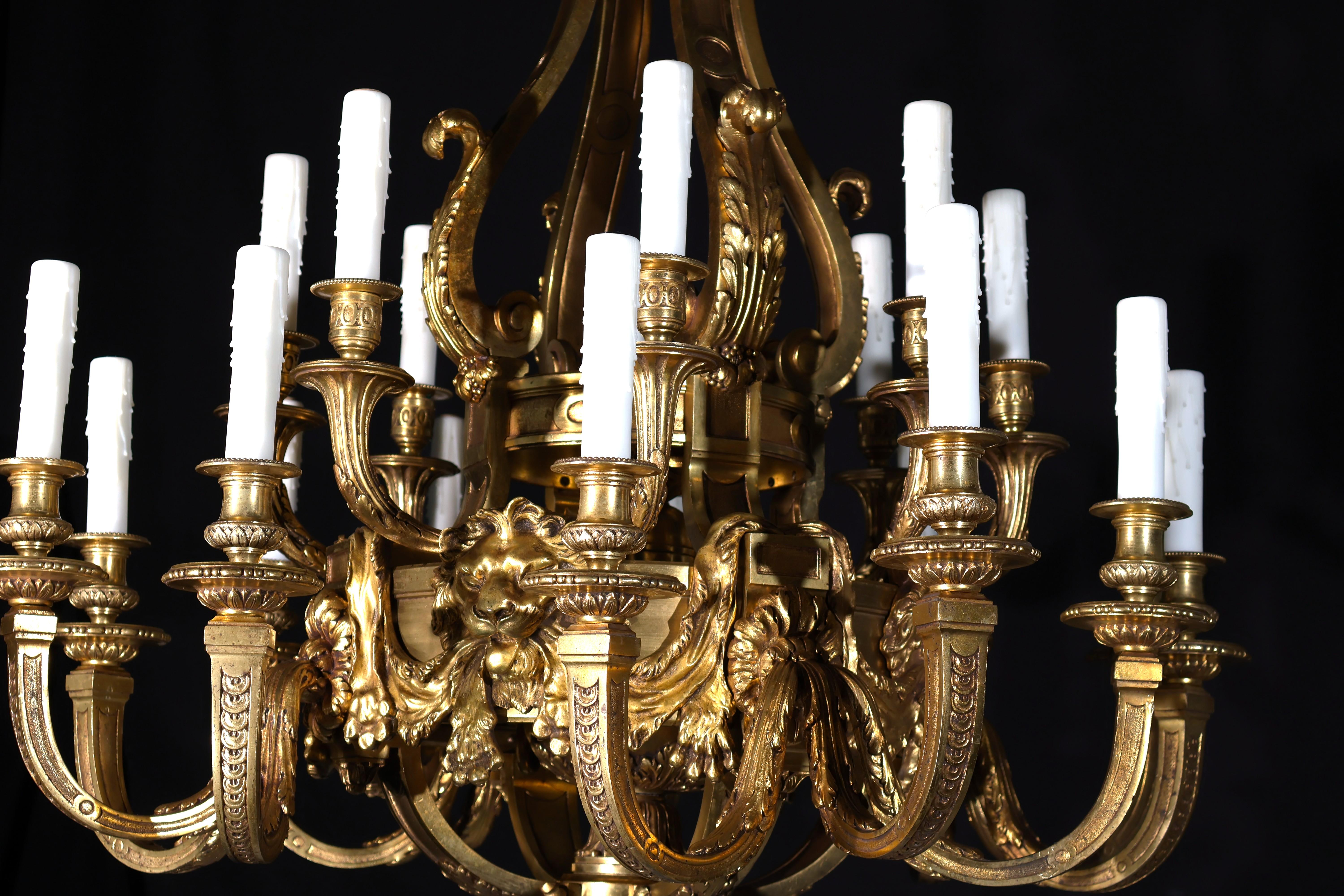 Ein prächtiger Kronleuchter aus vergoldeter Bronze im Regence-Stil im Angebot 11