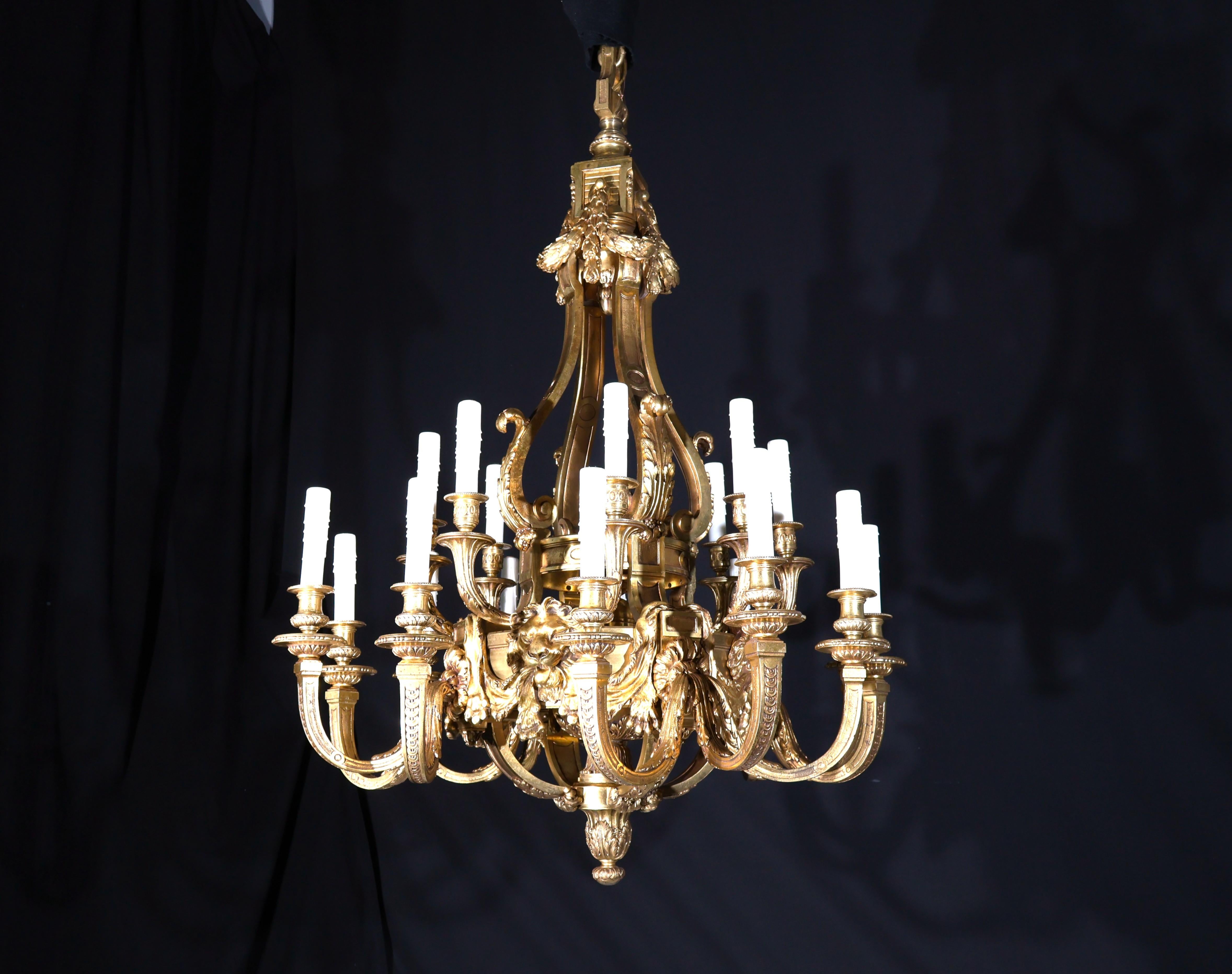 Ein prächtiger Kronleuchter aus vergoldeter Bronze im Regence-Stil im Angebot 12