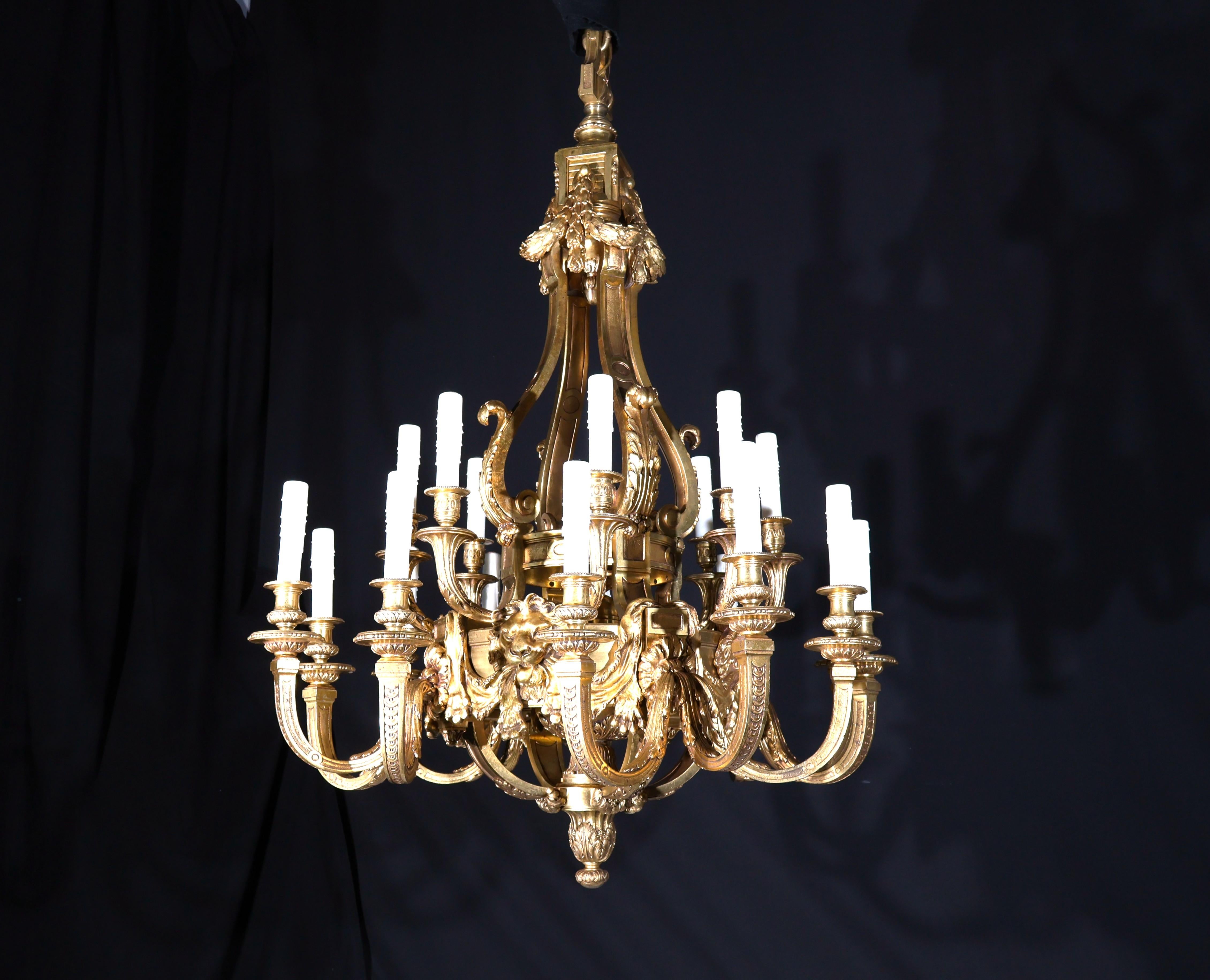 Ein prächtiger Kronleuchter aus vergoldeter Bronze im Regence-Stil (Regency) im Angebot